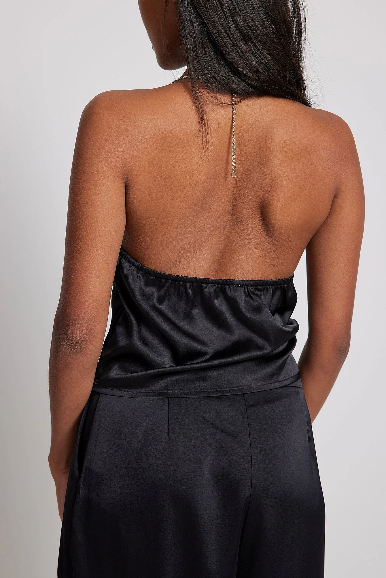 Top mit Wasserfallfront und Kettendetail