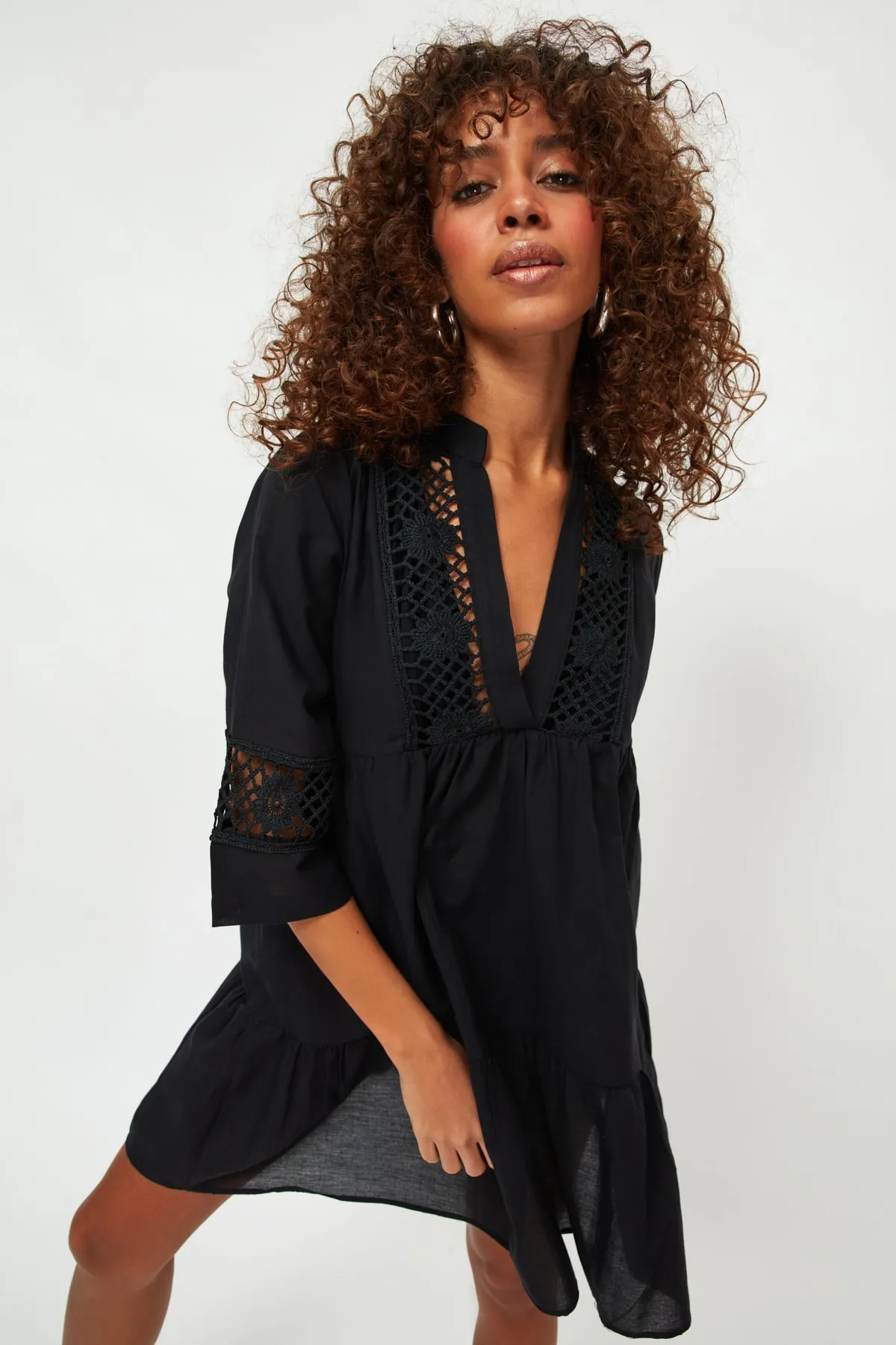 Trendyol Collection  Schwarzes Mini-Strandkleid aus 100 % Baumwolle mit gewebter Spitze und Details TBESS20EL0854