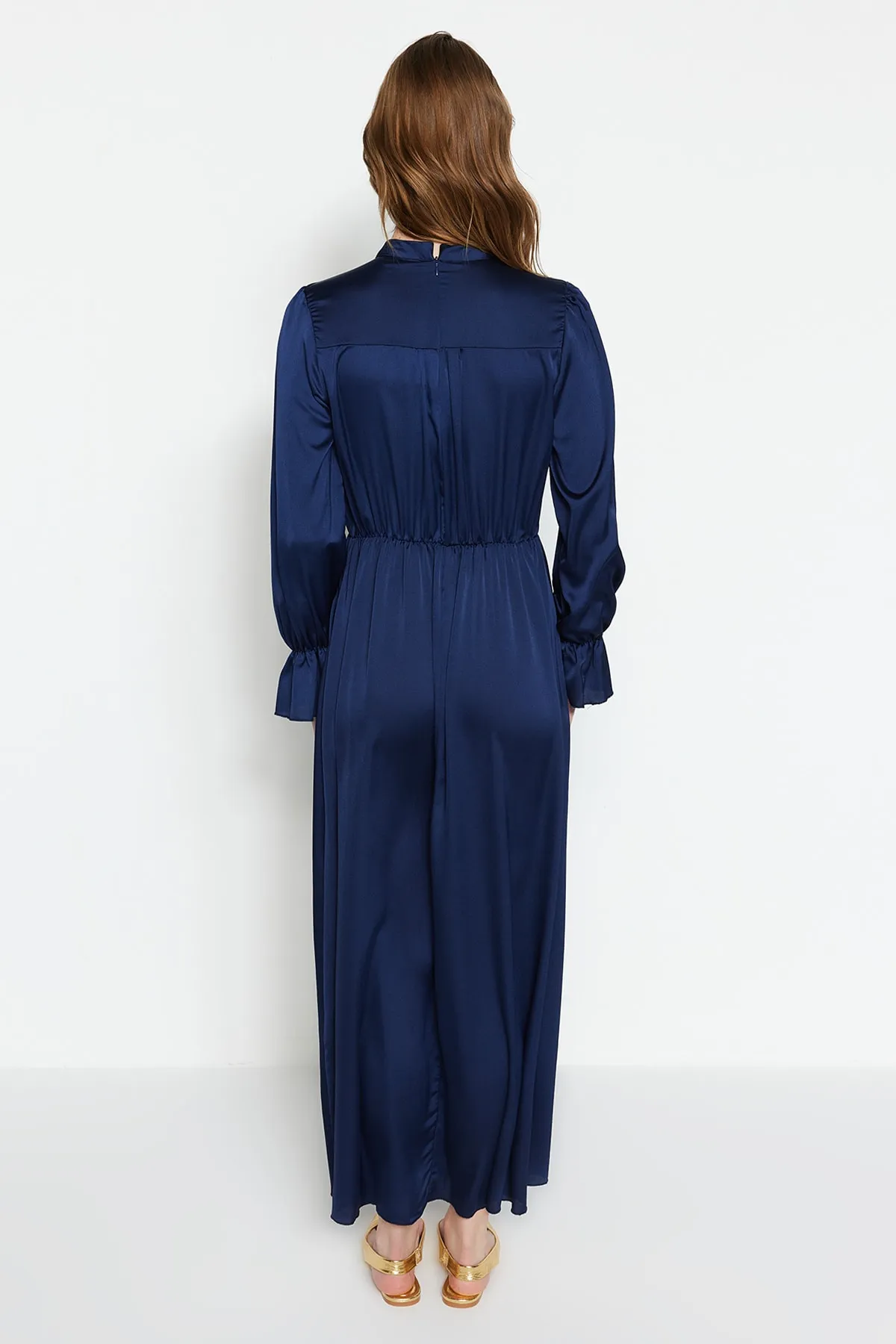 Trendyol Modest  Indigo Brit Detailliertes Satingewebe-Abendkleid TCTSS22EB0090