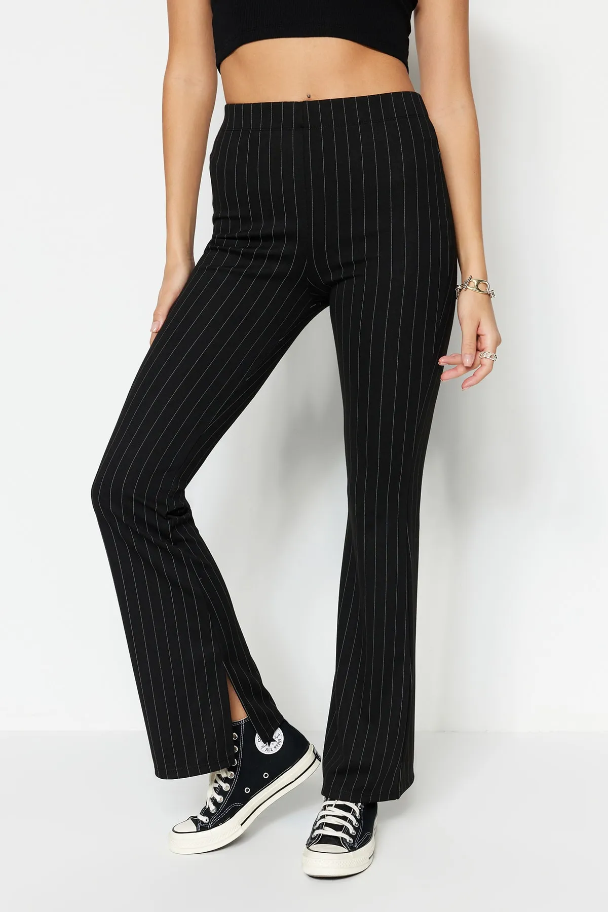 Trendyol Collection  Schwarze Smart Slit Flare/Spanish Leg High Waist Gestreifte Strick-Leggings-Hose TWOSS23PL00126