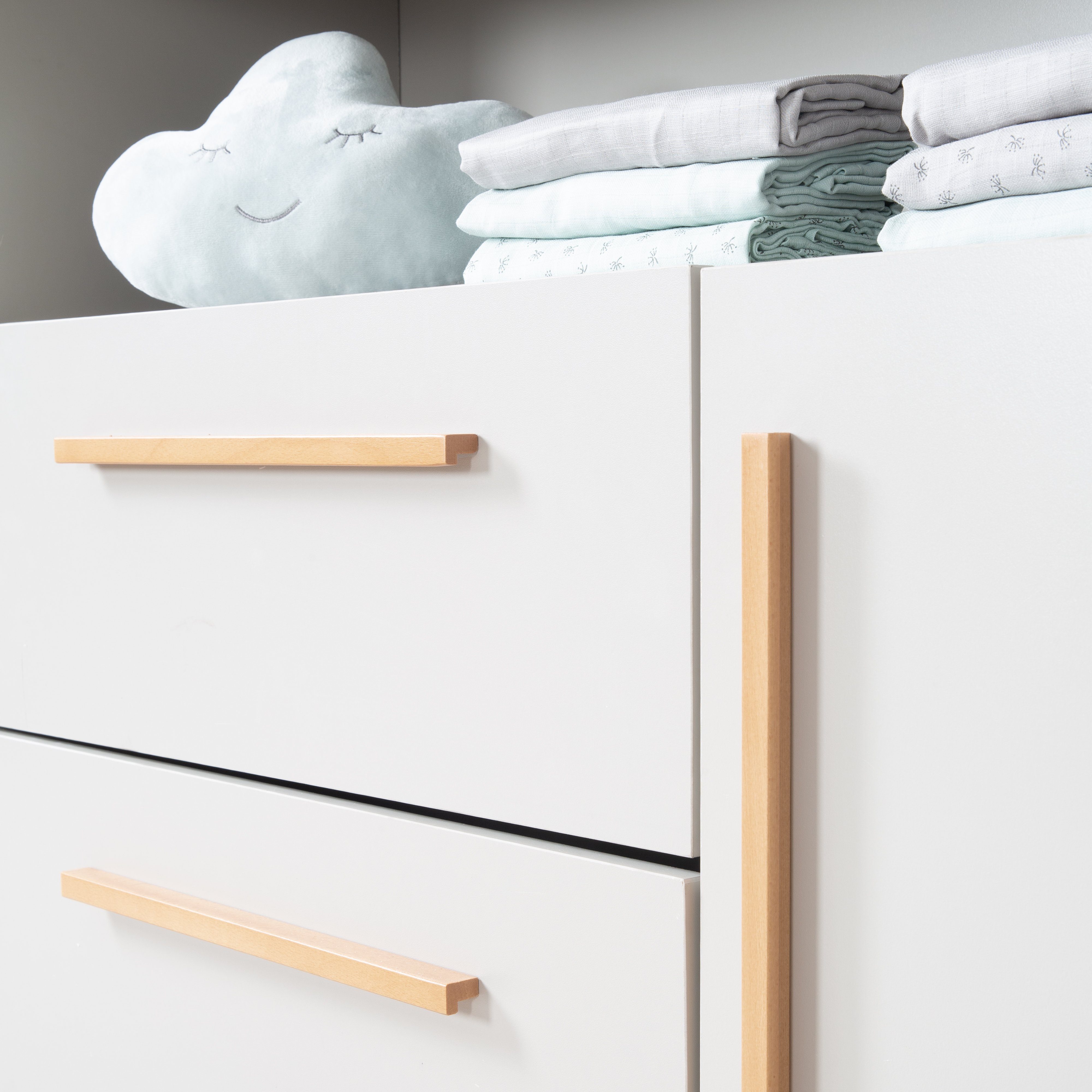 roba® Wickelkommode Lea, Wickeltisch aus Holz, Grau/Beige lackiert, inkl. abnehmbarem Wickelaufsatz - 2 Schubladen, 1 Tür, 1 offenes Fach