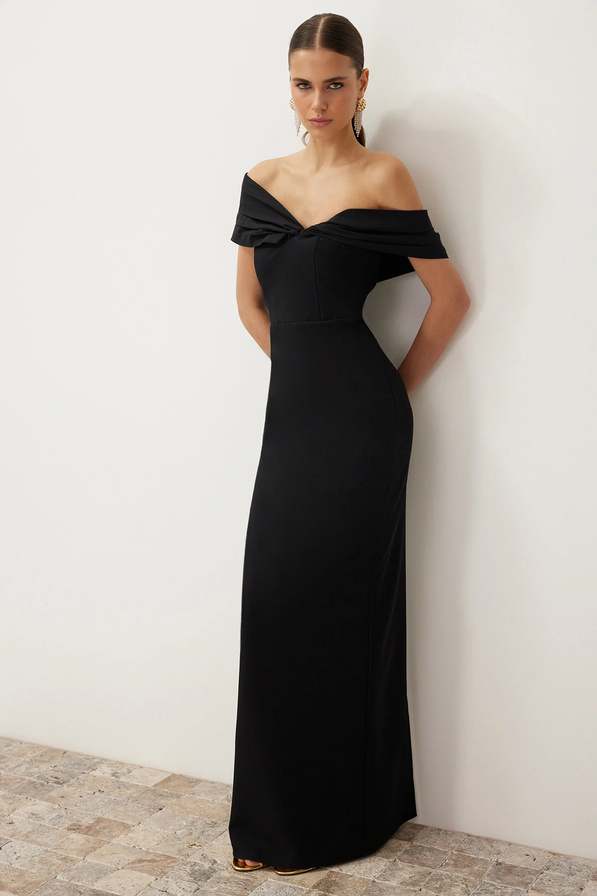 Trendyol Collection  Schwarzes, figurbetontes langes Abendkleid aus Popeline mit asymmetrischem Kragen und Details TPRSS24AE00084