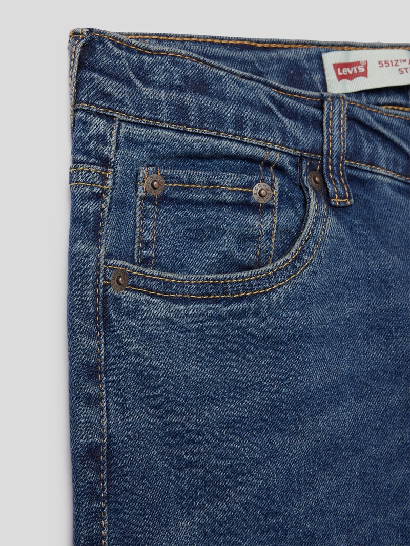 Jeans mit Label-Patch in dunkelblau