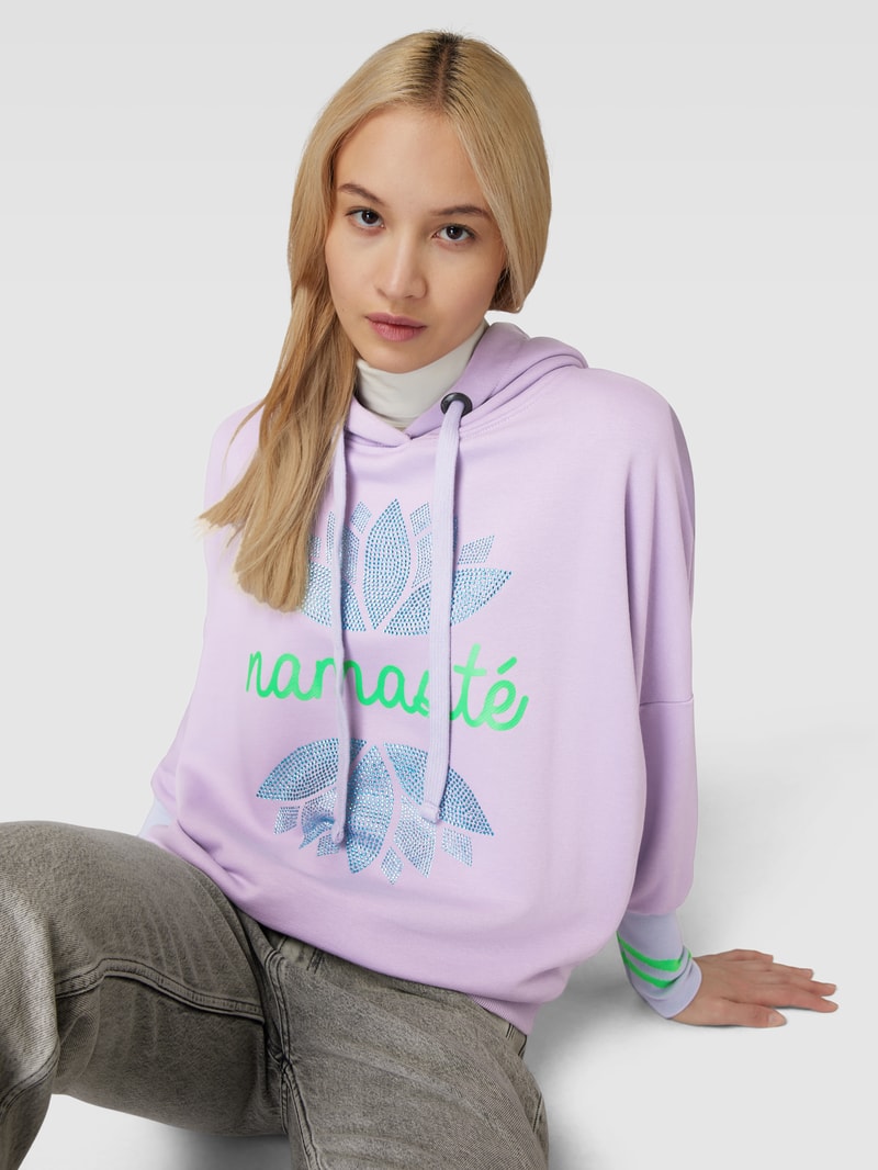 Hoodie mit Strasssteinbesatz Modell 'NAMASTE' in flieder