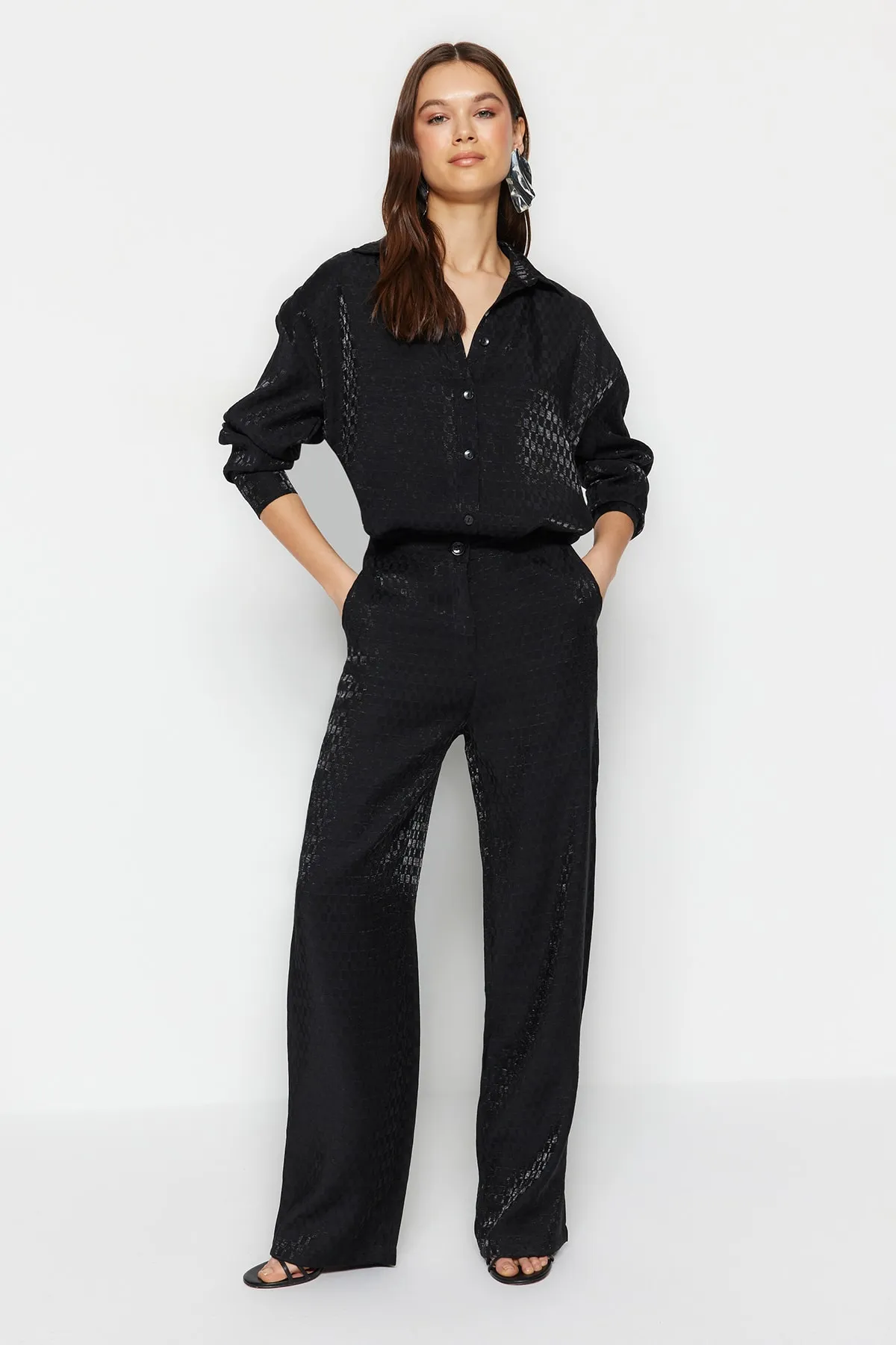 Trendyol Collection  Schwarze, gewebte Jacquard-Hose mit weitem Bein und hoher Taille TWOSS23PL00178