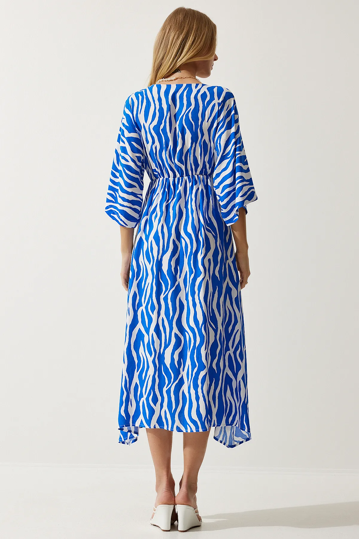 Happiness İstanbul  Blau-weißes, tiefes V-Ausschnitt-Sommerkleid aus Viskose für Damen, lang, CI00081