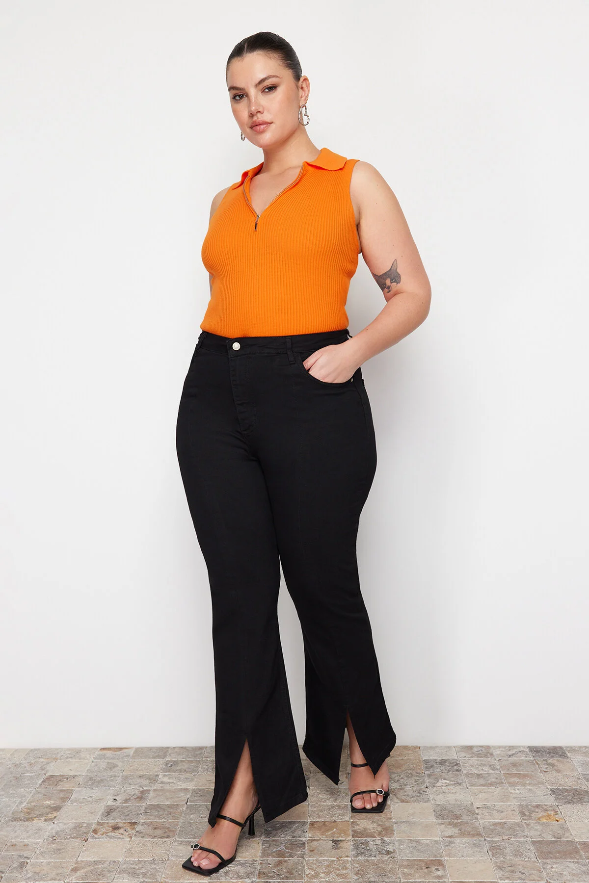 Trendyol Curve  Schwarze Denim-Jeans mit Schlitz und Details TBBAW23CJ00038