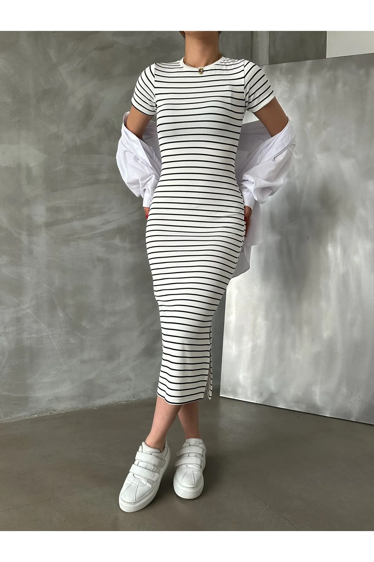 BEJNA  Weißes, gestreiftes, dehnbares, langes Strickkleid für Damen mit Schlitz