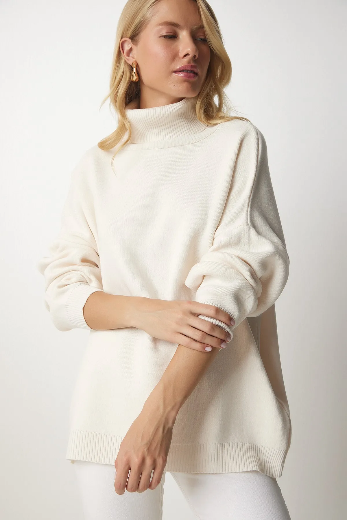 Happiness İstanbul  Cremefarbener Oversize-Rollkragen-Strickpullover für Damen BV00084
