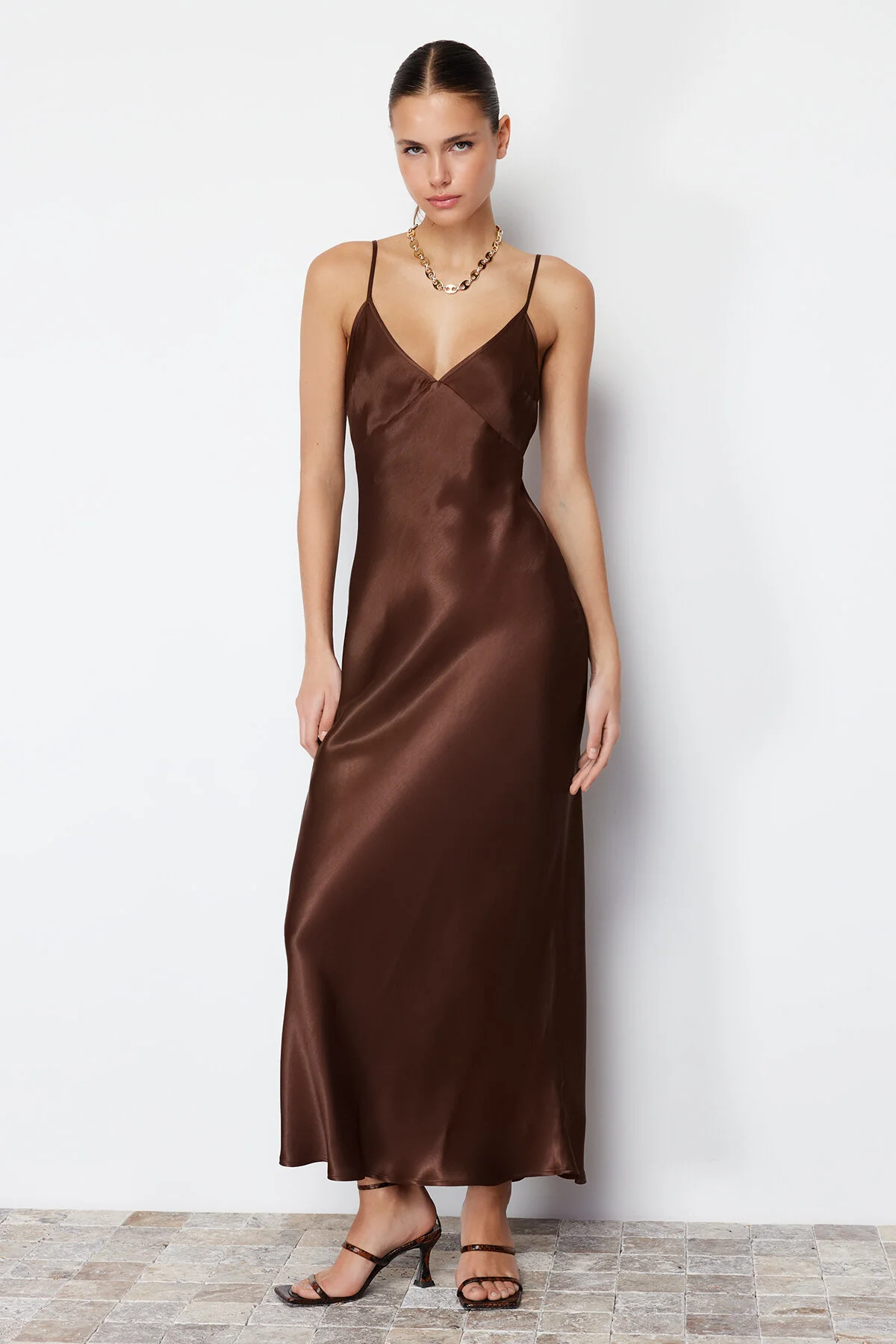 Trendyol Collection  Braunes, gerade geschnittenes Maxi-Webkleid mit Trägern TWOSS24EL00163