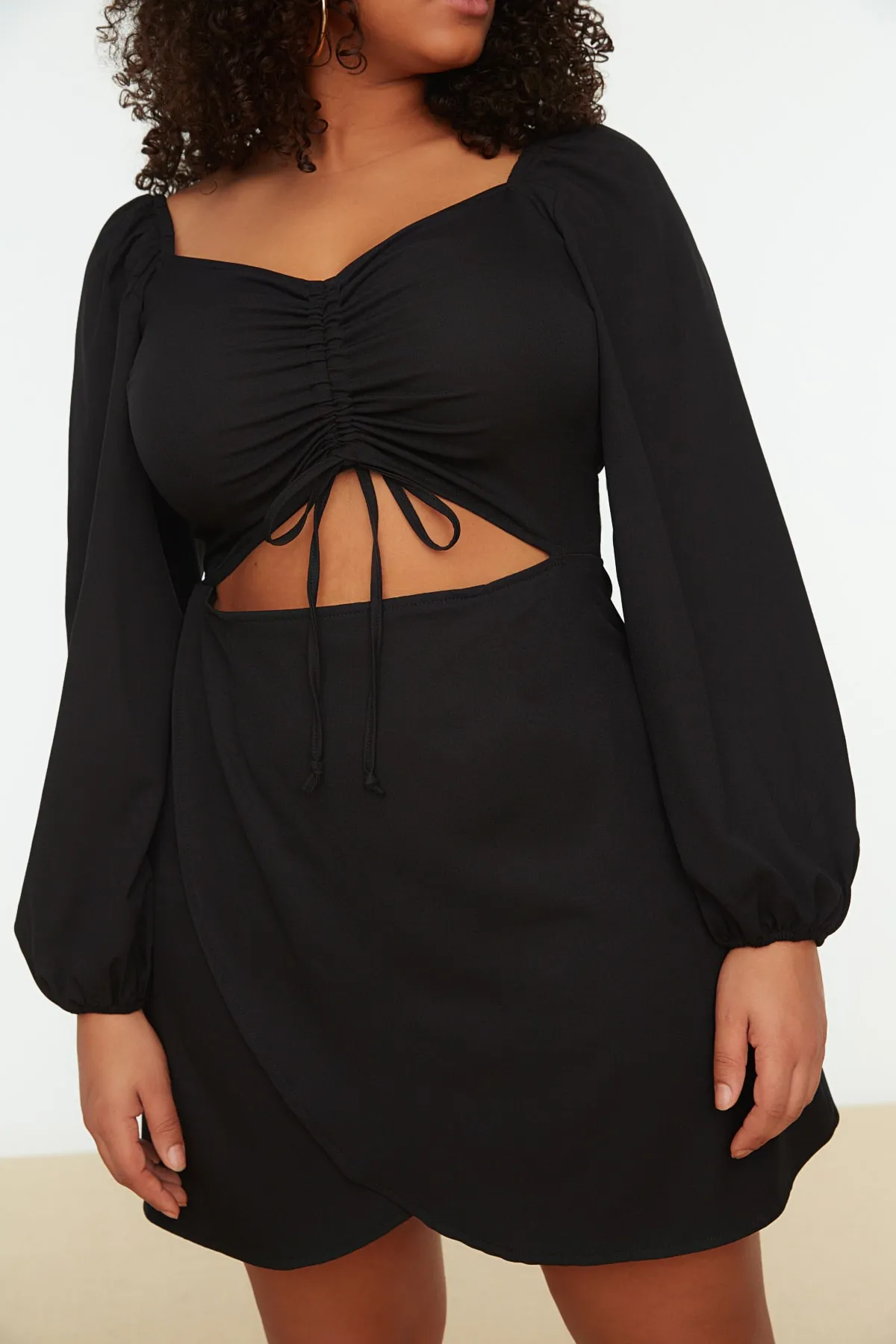 Trendyol Curve  Schwarzes gewebtes Kleid mit Cut-Out-Details TBBSS22AH0101