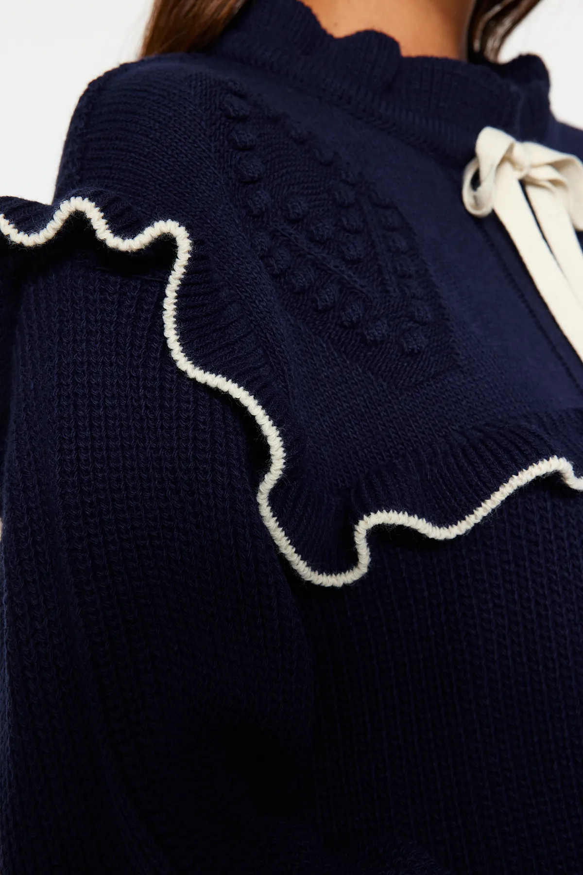Trendyol Modest  Marineblauer, cremefarbener Strickpullover mit Paspelierung TCTAW24AK00171