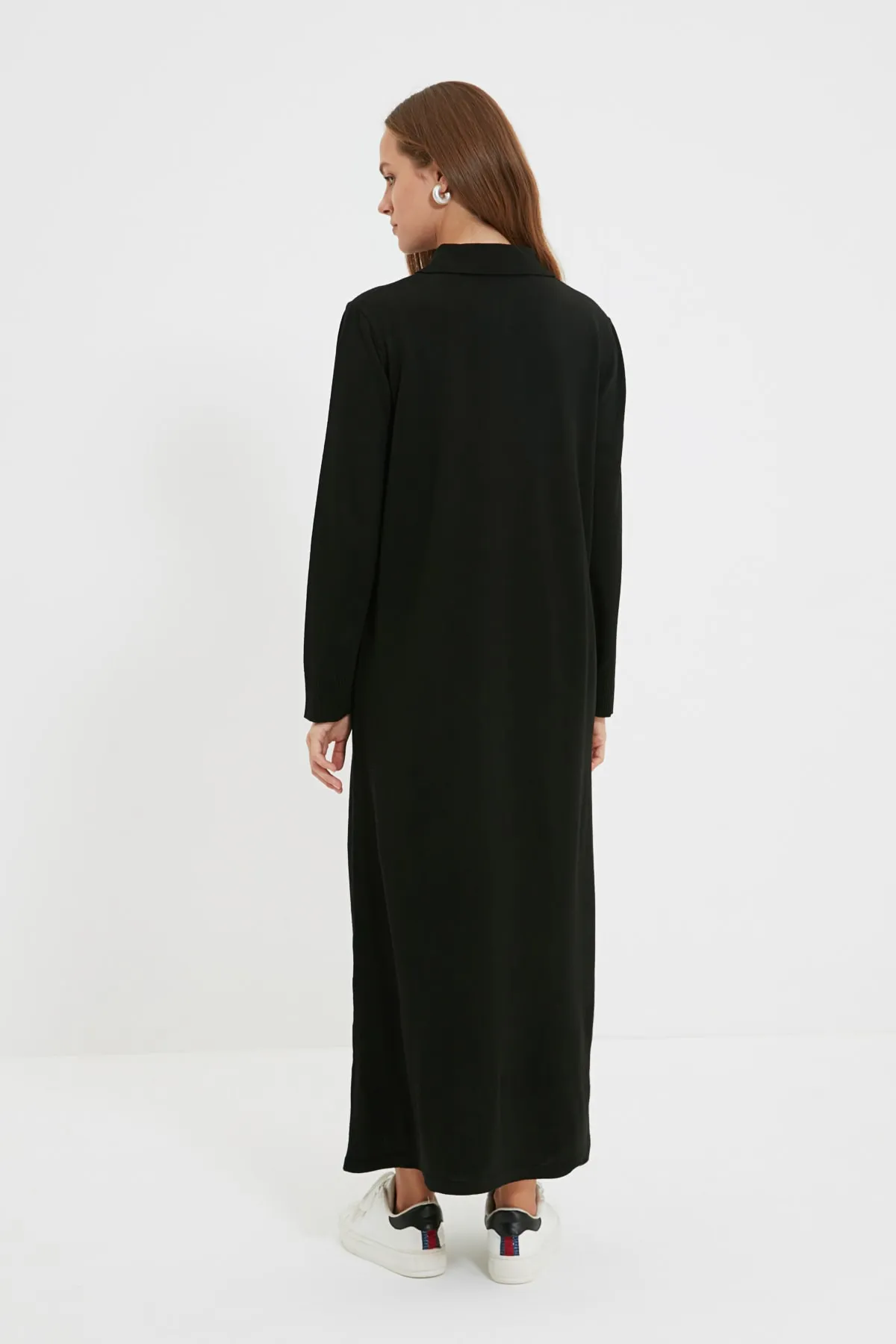 Trendyol Modest  Schwarzes gestreiftes Strickkleid mit Polokragen TCTAW22EB0212