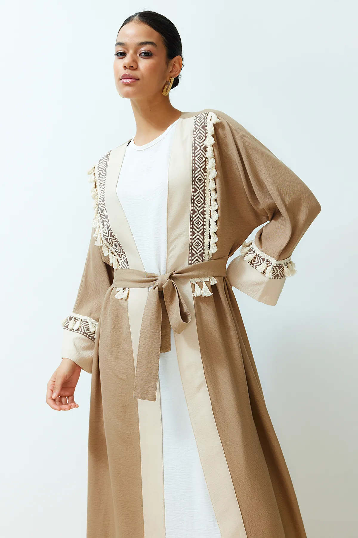 Trendyol Modest  Brauner Brode-Kimono mit Gürtel und detailliertem Crinkle-Gewebe, Kaftan und Abaya TCTSS24KF00007