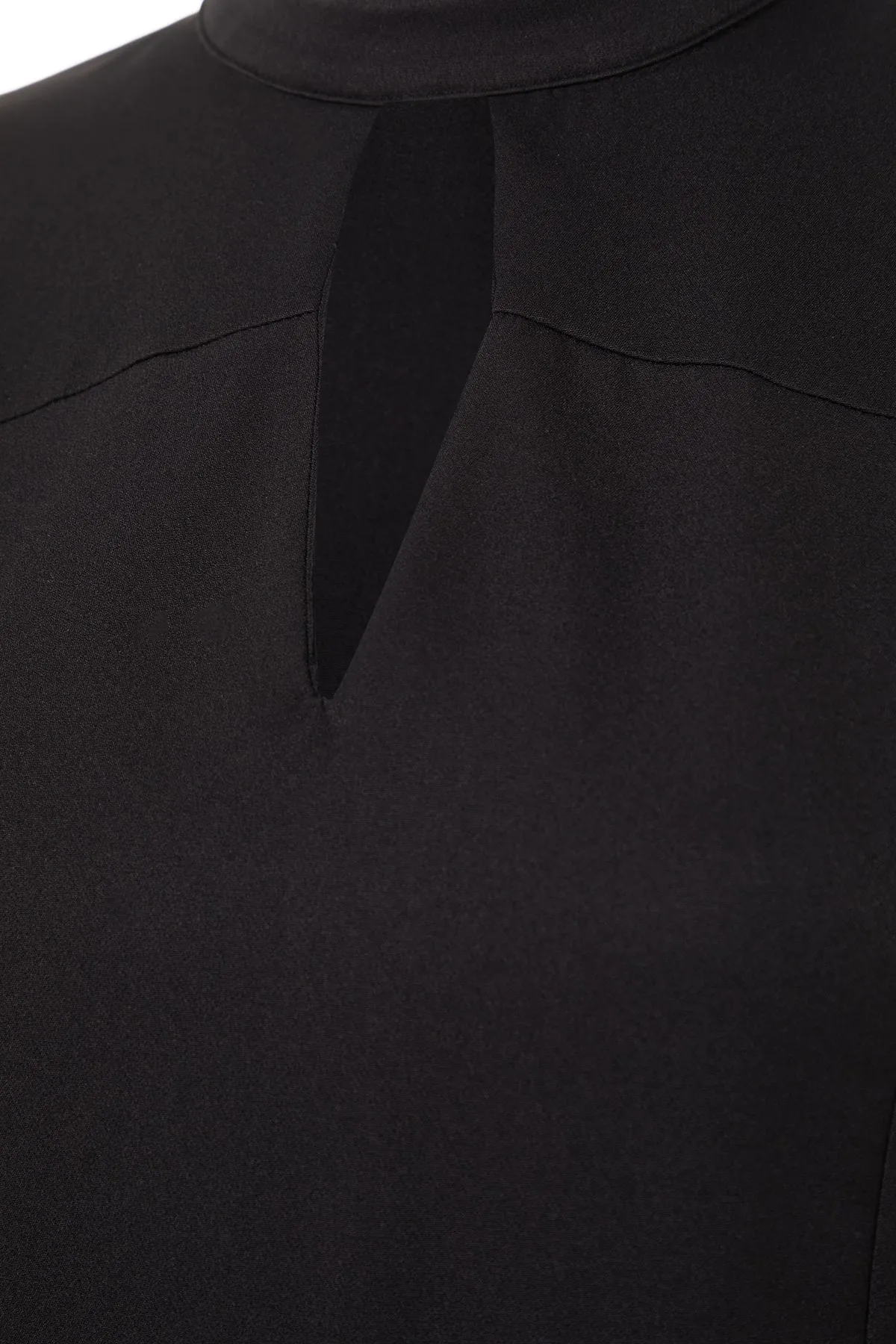 Trendyol Curve  Schwarzes Plus-Size-Kragen, tief ausgeschnittenes, ungefüttertes, langärmliges, figurbetontes Mini-Webkleid TBBAW23AH00040