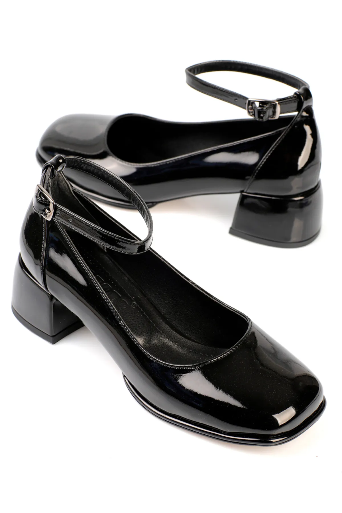 Capone Outfitters  Mary Jane-Schuhe mit stumpfer Zehenpartie und Knöchelriemen