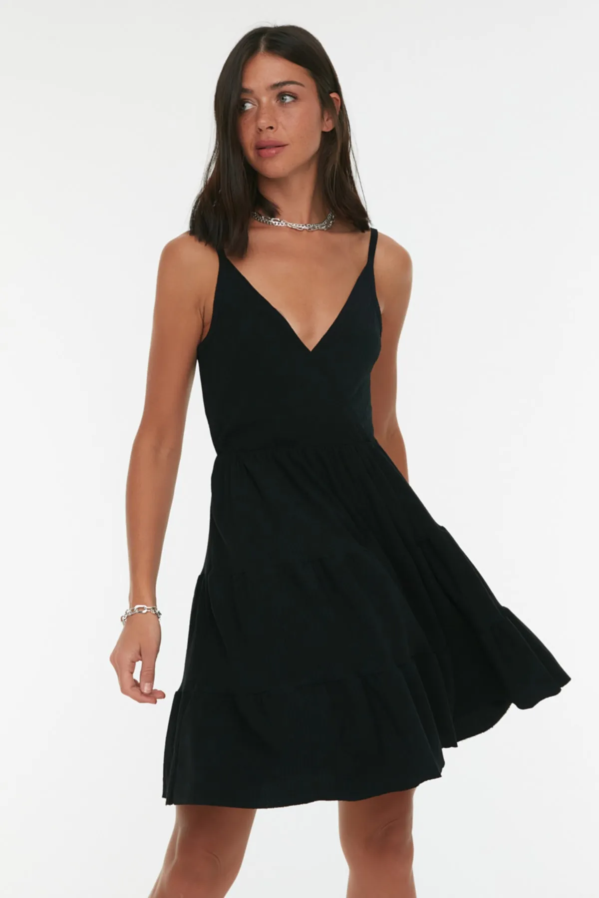 Trendyol Collection  Schwarzes, zweireihiges, gewickeltes Mini-Strickkleid mit Trägern TWOSS22EL2766