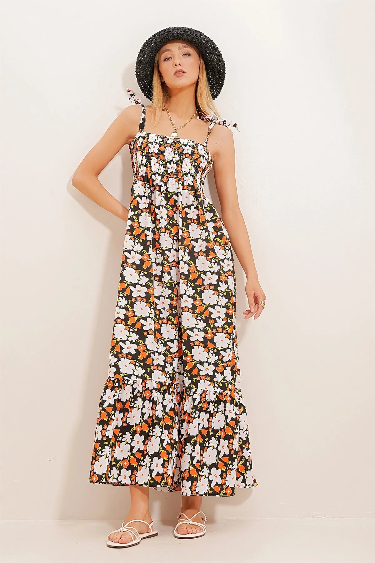Trend Alaçatı Stili  Damenkleid aus Popeline mit Blumenmuster in Schwarz und Orange mit Seilriemen und Volantsaum ALC-X8732