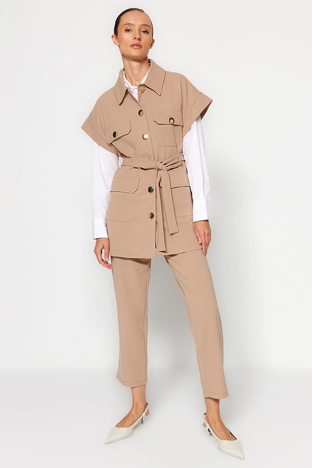 Trendyol Modest  Nerzgoldener Anzug mit geknöpfter Weste und Hose aus Strickoberteil TCTAW22US0062