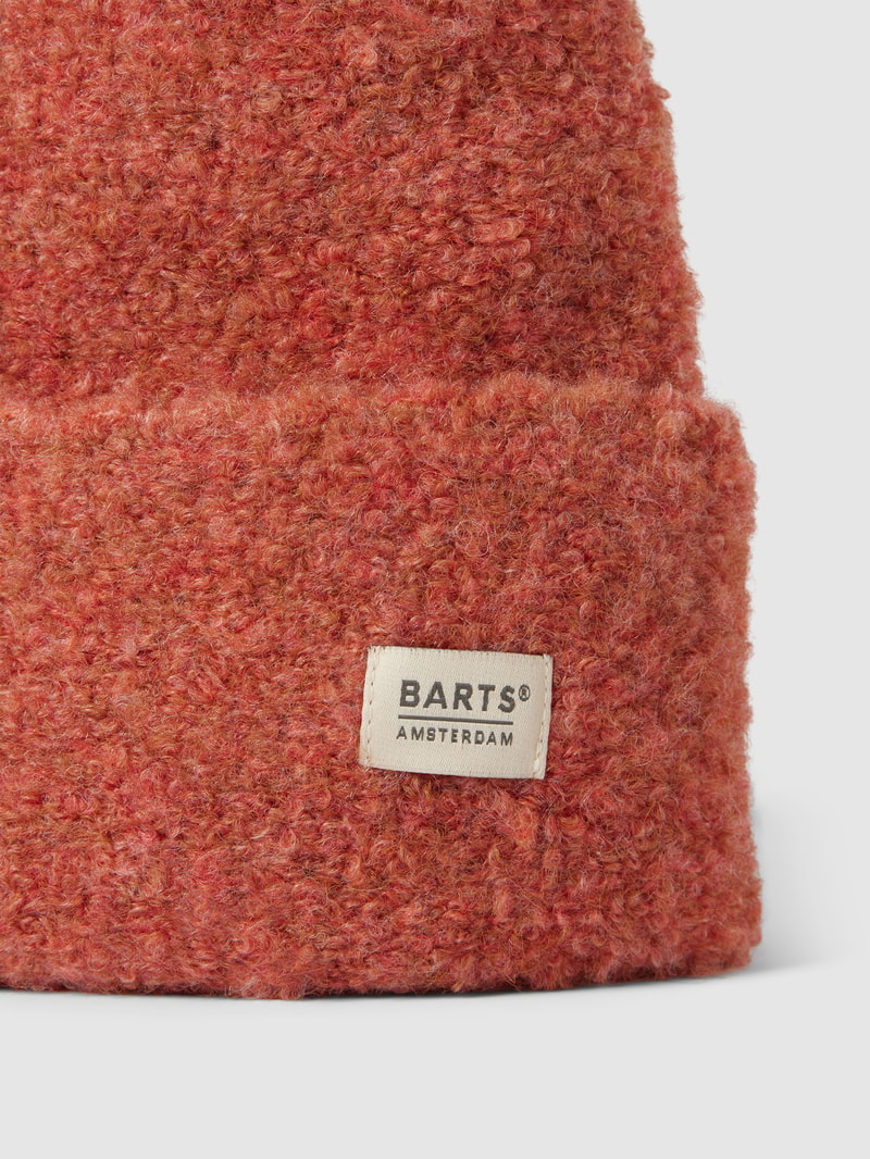 Strickmütze mit Label-Patch in rostrot