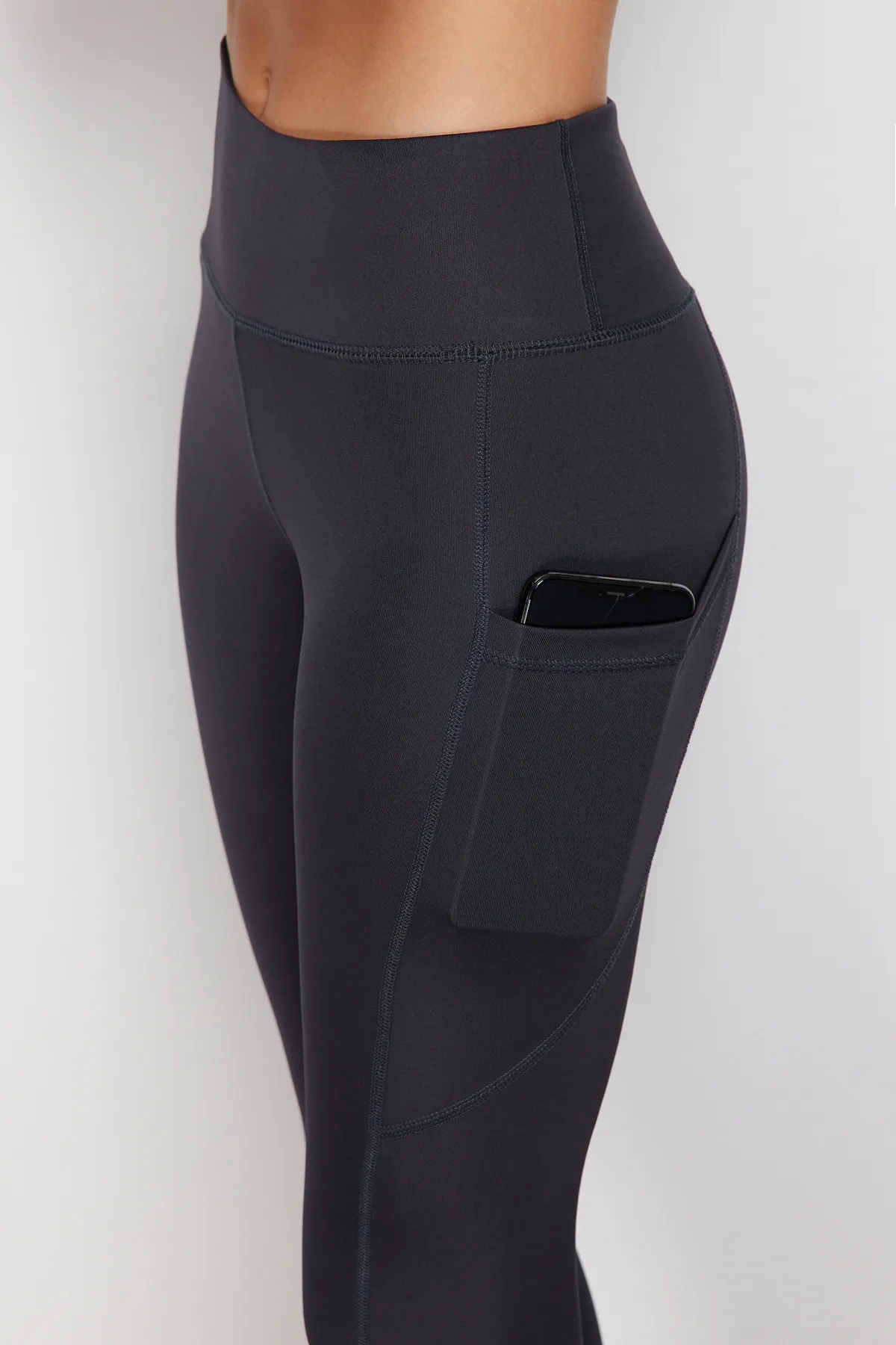 Trendyol Collection  Anthrazitfarbene, gestrickte Sport-Leggings in voller Länge mit doppelten Taschen und detaillierten Details THMSS24TY00029