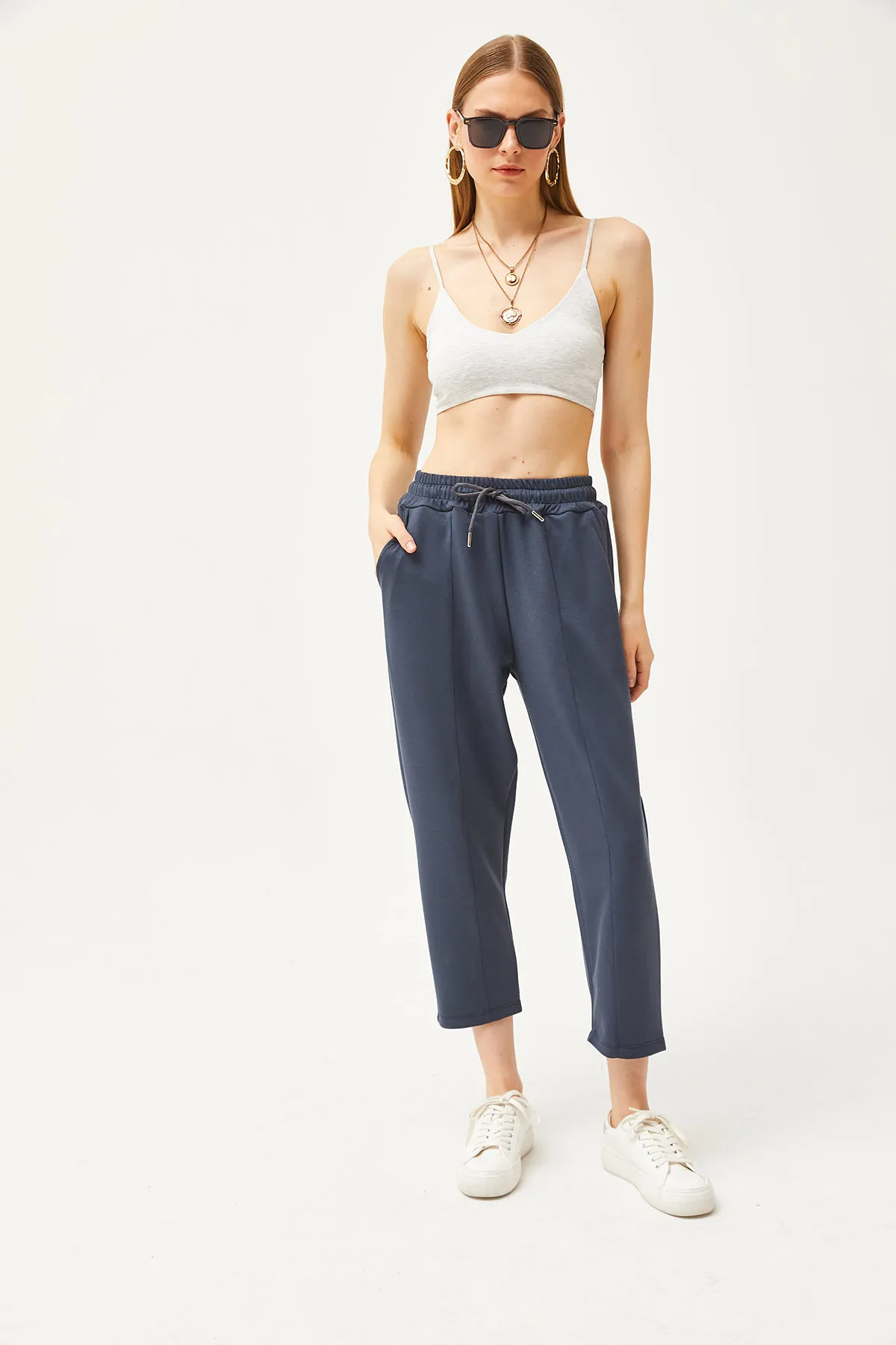 Olalook  Anthrazitfarbene, weich strukturierte Modal-Jogginghose für Damen mit Taschennähten EŞF-00000069