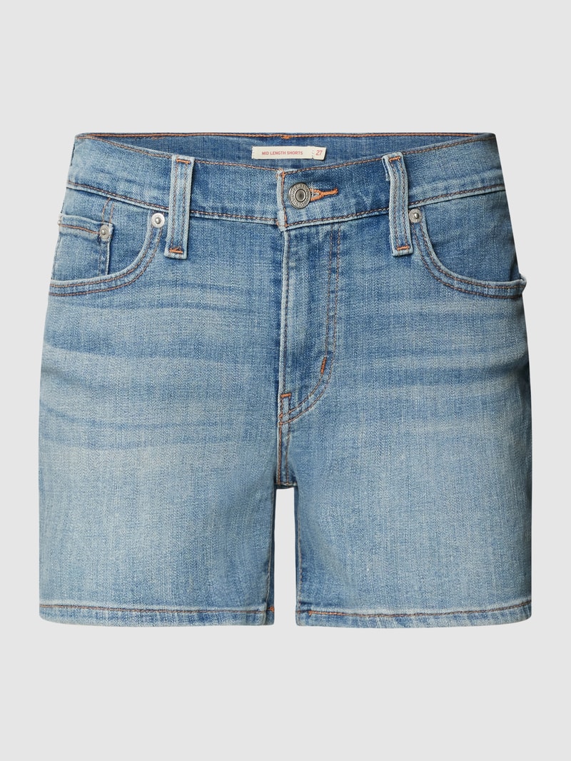 Jeansshorts mit Label-Patch in blau