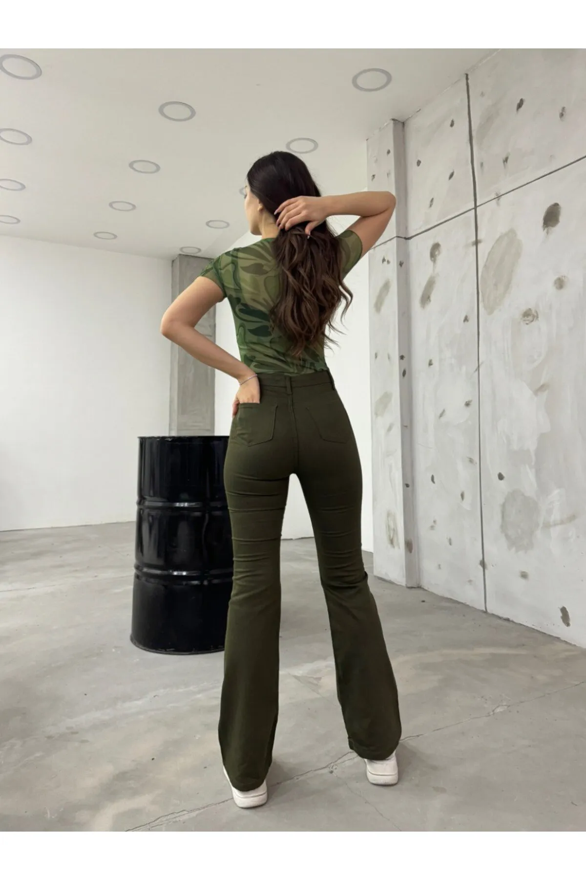BİKELİFE  Khakifarbene, flexible Lycra-Hose mit ausgestelltem Bein für Damen