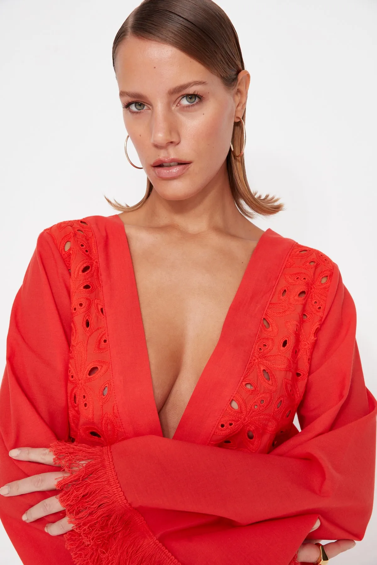 Trendyol Collection  Rotes Mini-Strandkleid aus gewebter Spitze aus 100 % Baumwolle TBESS23EL00032