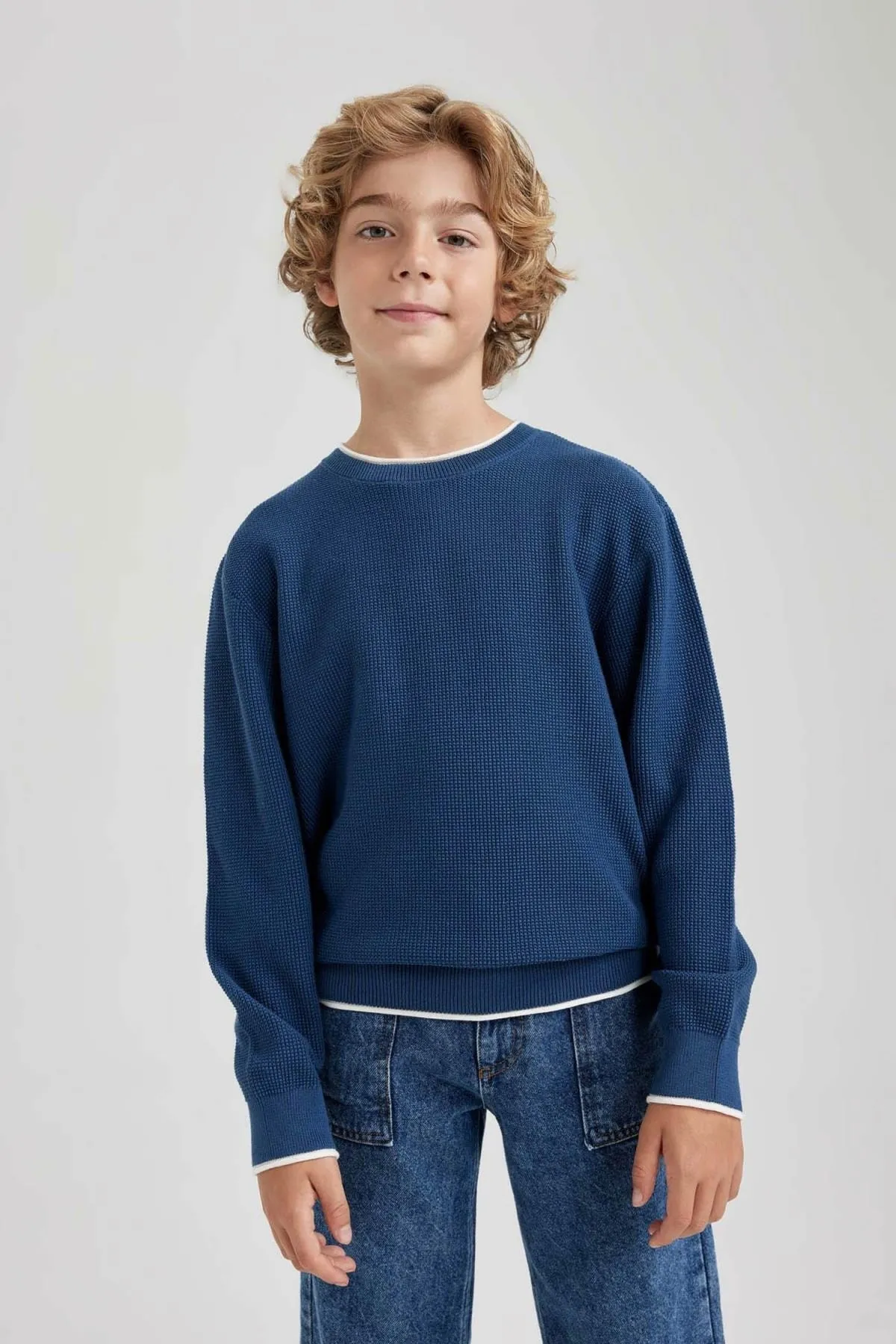 DeFacto  Strickpullover für Jungen mit normaler Passform und Rundhalsausschnitt