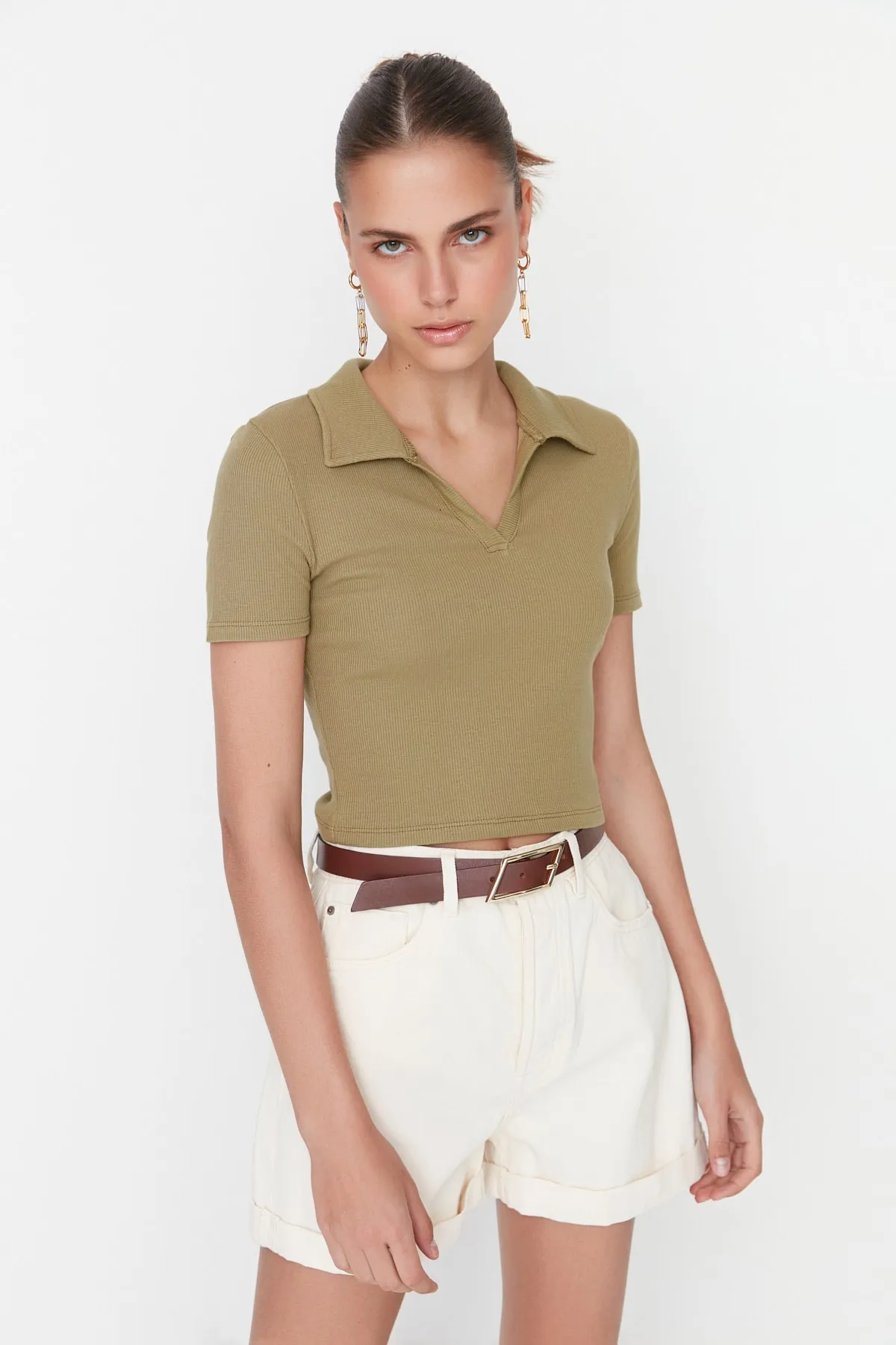 Trendyol Collection  Khakifarbene, eng anliegende, kurze, gerippte, dehnbare Strickbluse mit Polokragen TWOSS21BZ0038