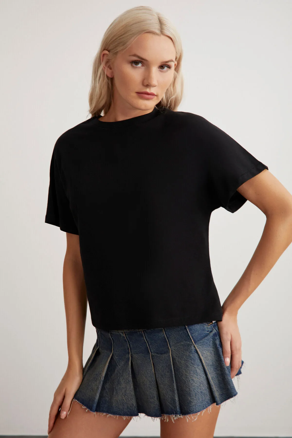 GRIMELANGE  Lottie Damen-T-Shirt mit regulärer Passform und Rundhalsausschnitt aus 100 % Baumwolle in Schwarz