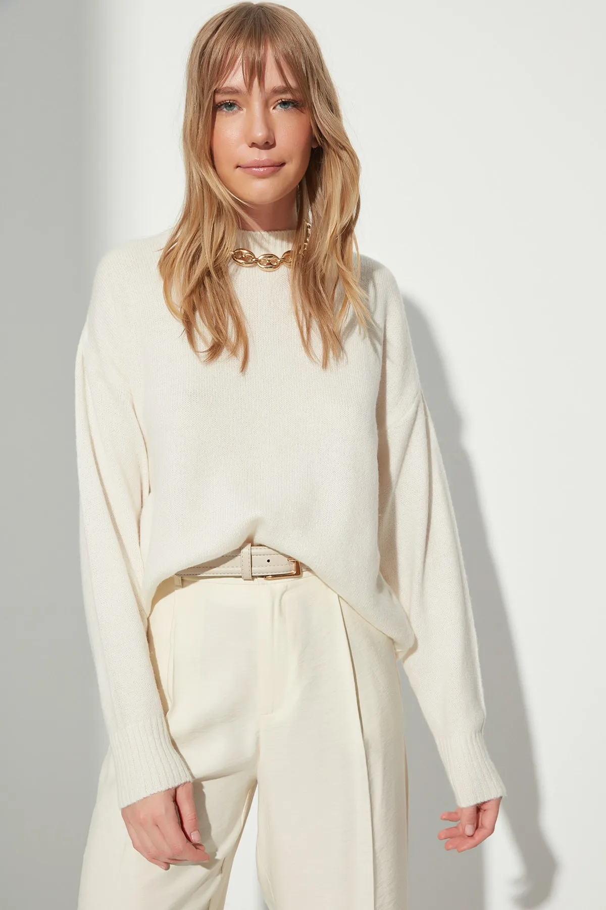 Trendyol Collection  Ecrufarbener Strickpullover aus Wolle mit Rundhalsausschnitt TWOAW23KZ01142
