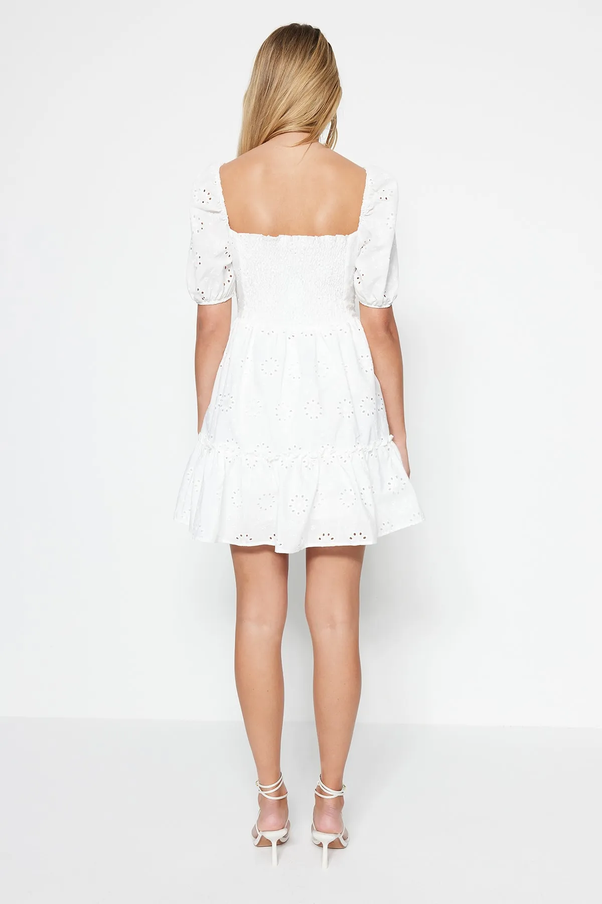 Trendyol Collection  Ecrufarbenes Mini-Webkleid mit offenen Ballonärmeln und Stickerei TWOSS22EL00792