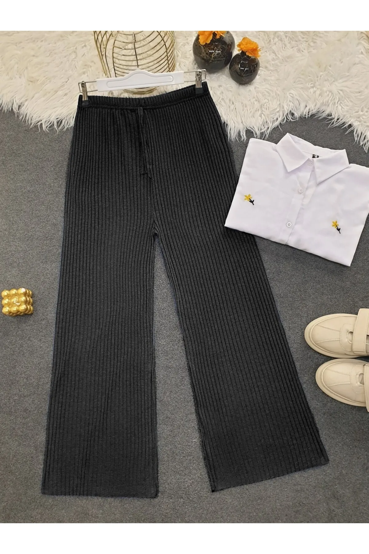 Modamorfo  Lockere, gerippte Hose mit Spitzendetail