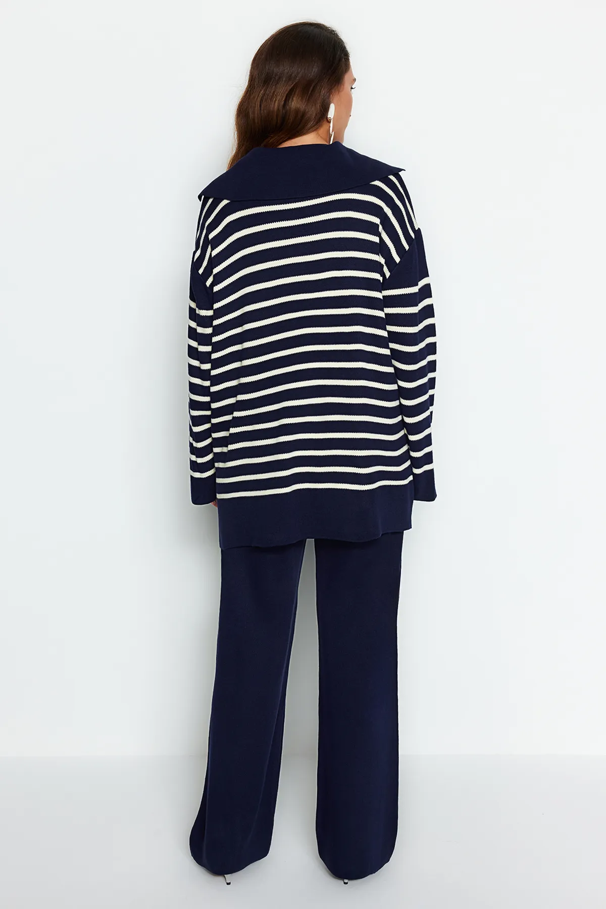 Trendyol Modest  Marineblaues Strickoberteil- und Unterteil-Set mit gestreiftem Kragen und Krawatte, Pullover und Hose TCTAW24US00080