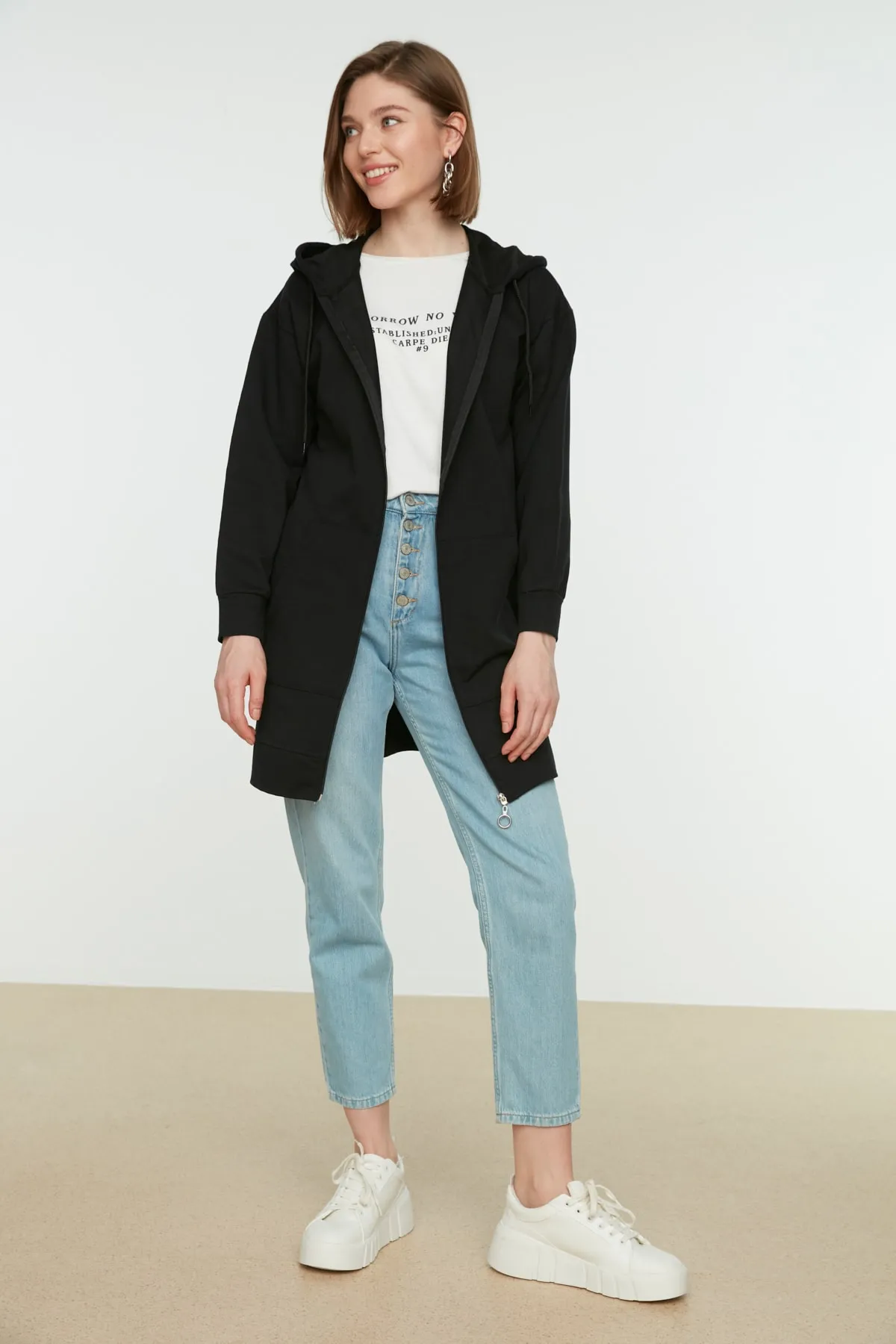 Trendyol Modest  Schwarzer Basic-Sweatshirt-Cardigan mit Kapuze und Reißverschluss, weiter Passform, Oversize-Sweatshirt TCTAW22TW0137