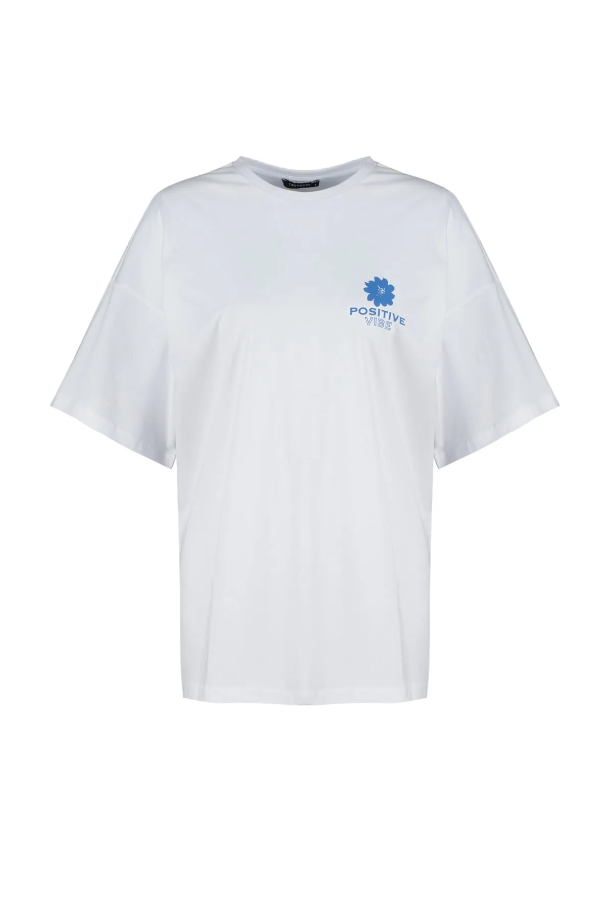 Trendyol Collection  Weißes Strick-T-Shirt mit Rundhalsausschnitt aus 100 % Baumwolle mit Aufdruck auf der Rückseite und weiter Passform TWOSS23TS00321