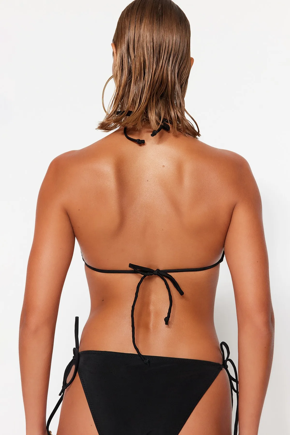 Trendyol Collection  Schwarzes Triangel-Bikinioberteil mit Stickerei TBESS23BU00252