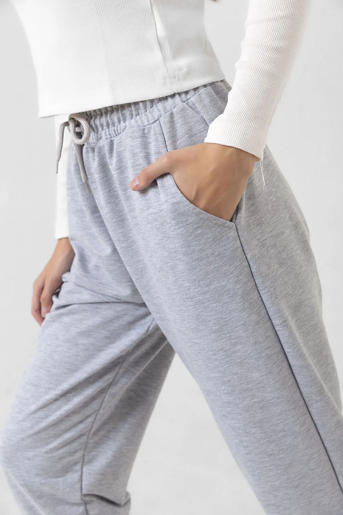 Domoda  Saisonale Damen-Jogginghose mit schmalem Bein und Schnürung in grauer Melange-Optik mit 2 Fäden