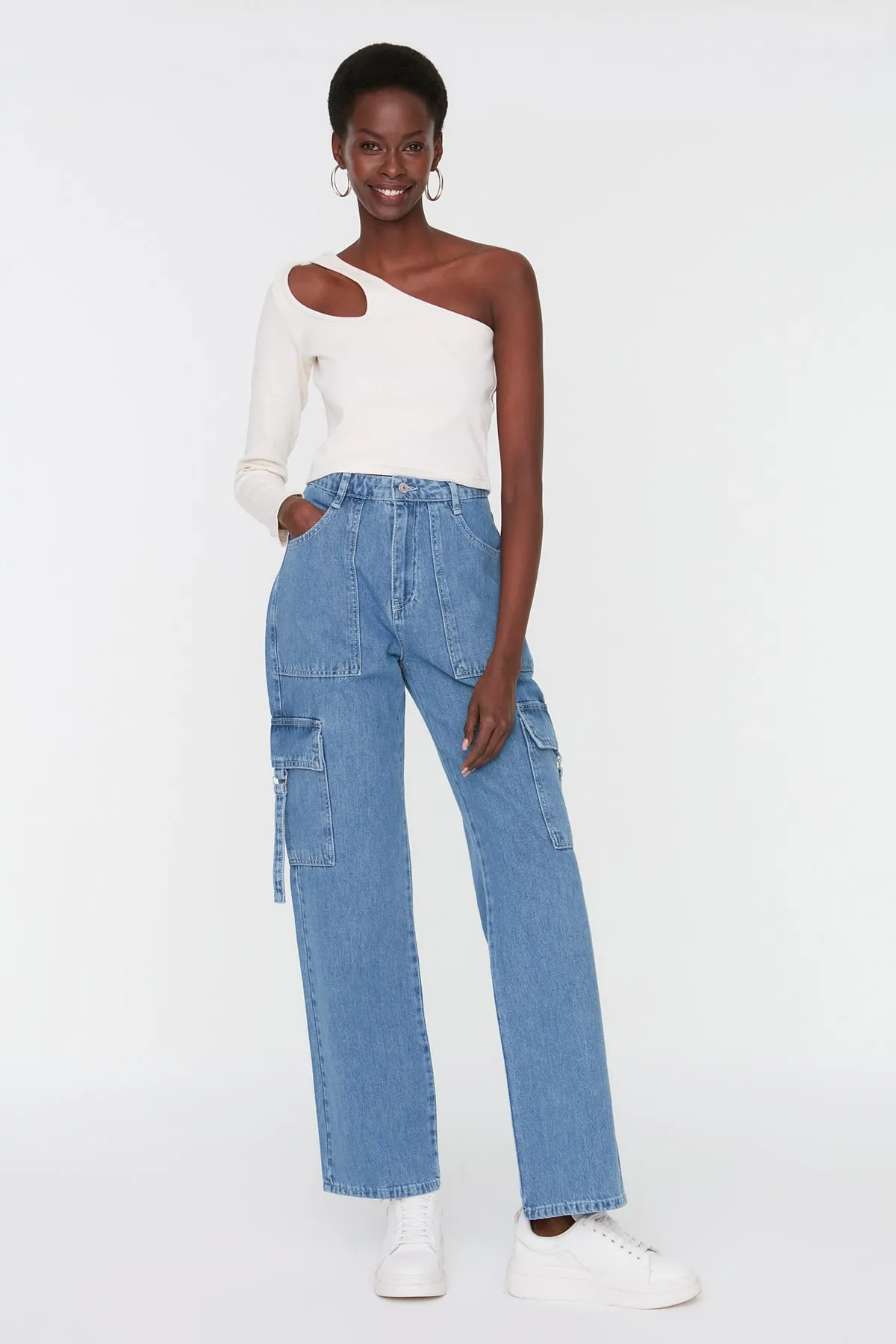 Trendyol Collection  Blaue Jeans mit hoher Taille und weitem Bein und Cargo-Taschen TWOSS22JE0657