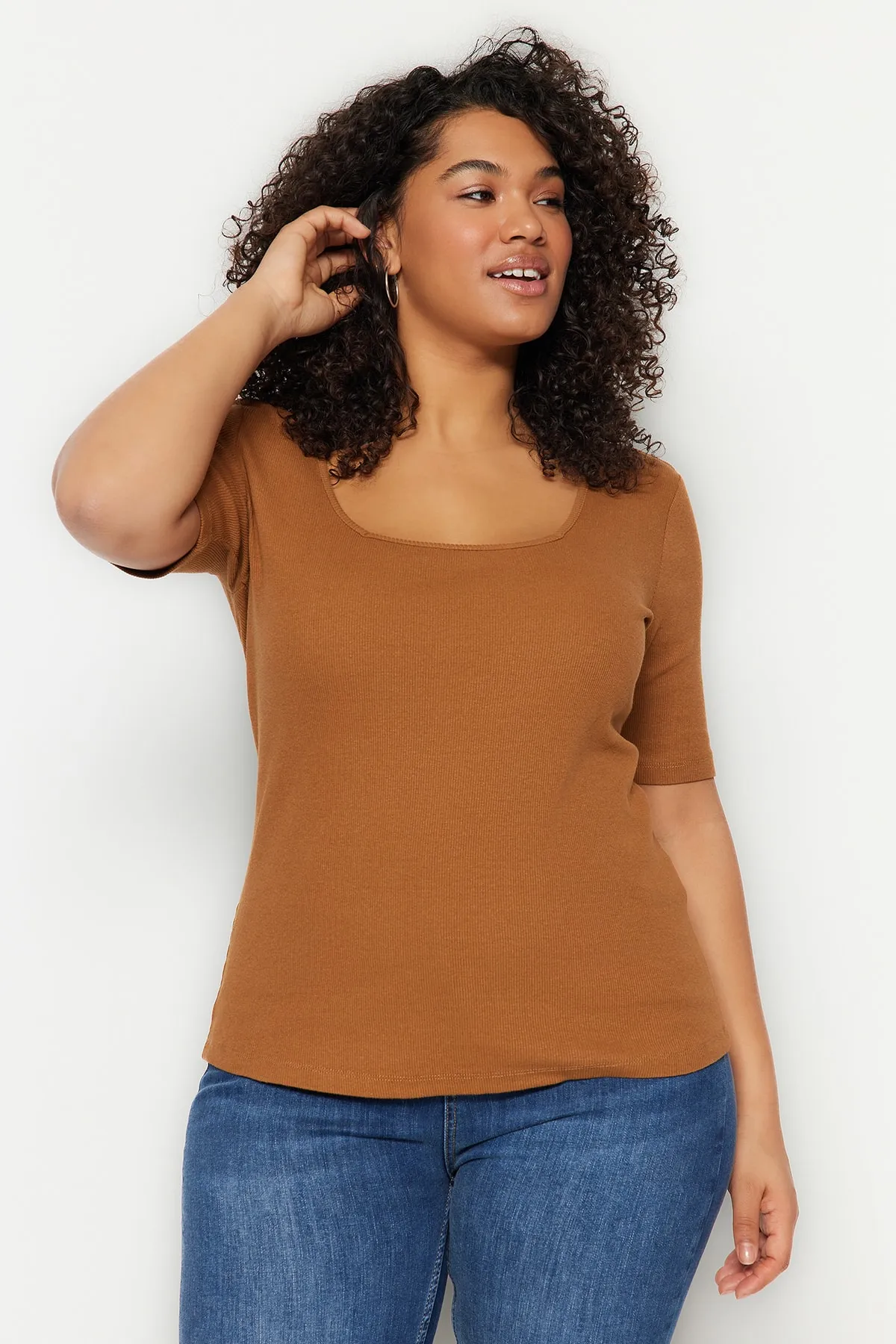 Trendyol Curve  Gefliestes Strick-T-Shirt mit quadratischem Kragen TBBSS22BF0027
