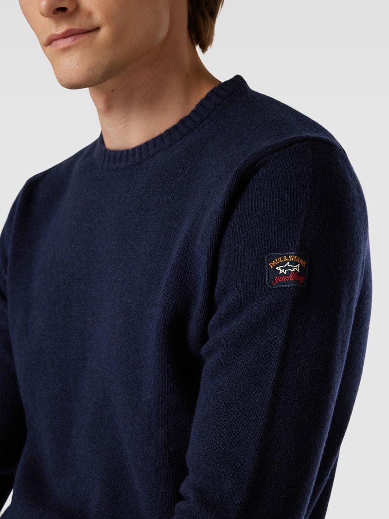 Strickpullover mit Label-Patch in marineblau