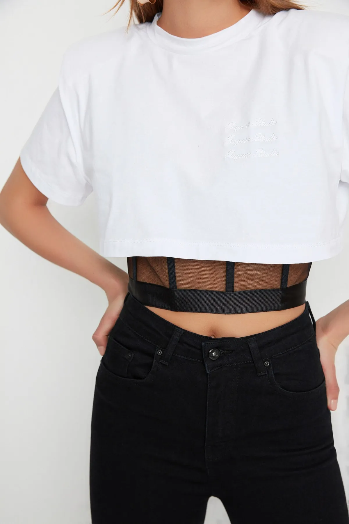 Trendyol Collection  X Sagaza Studio Weiße Korsett-Bluse mit detaillierten Details TPRSS22BZ00005