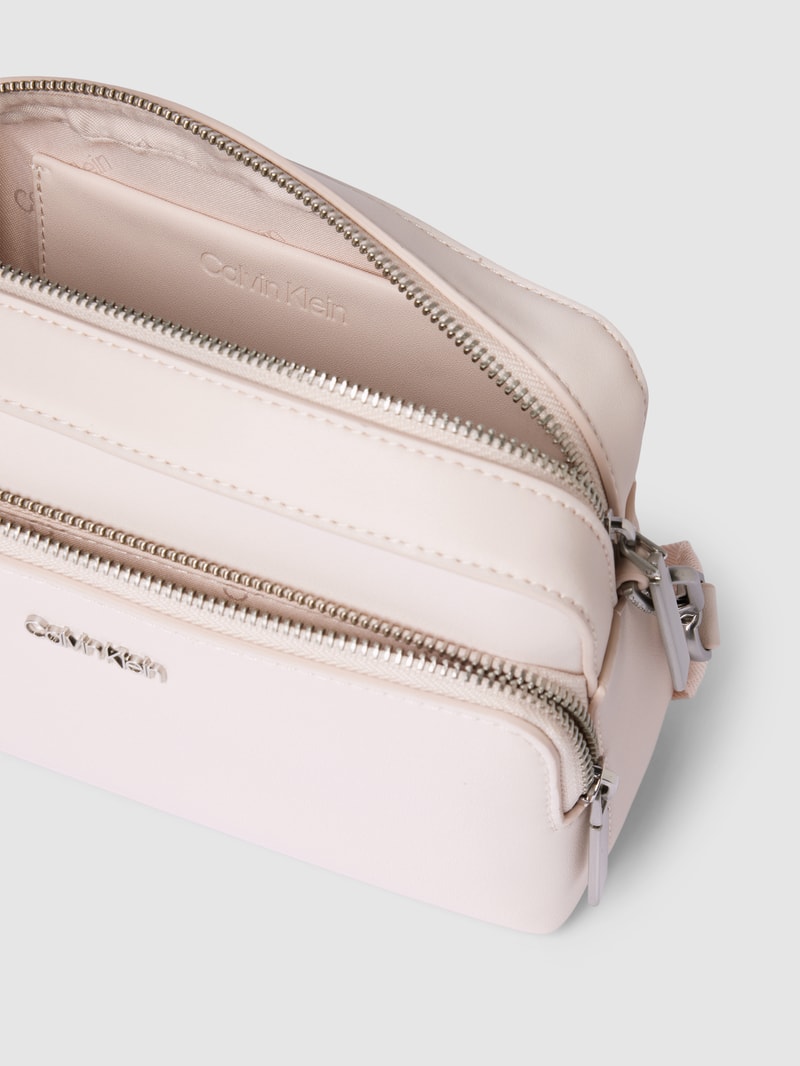 Umhängetasche mit Label-Applikation Modell 'CAMERA BAG' in offwhite