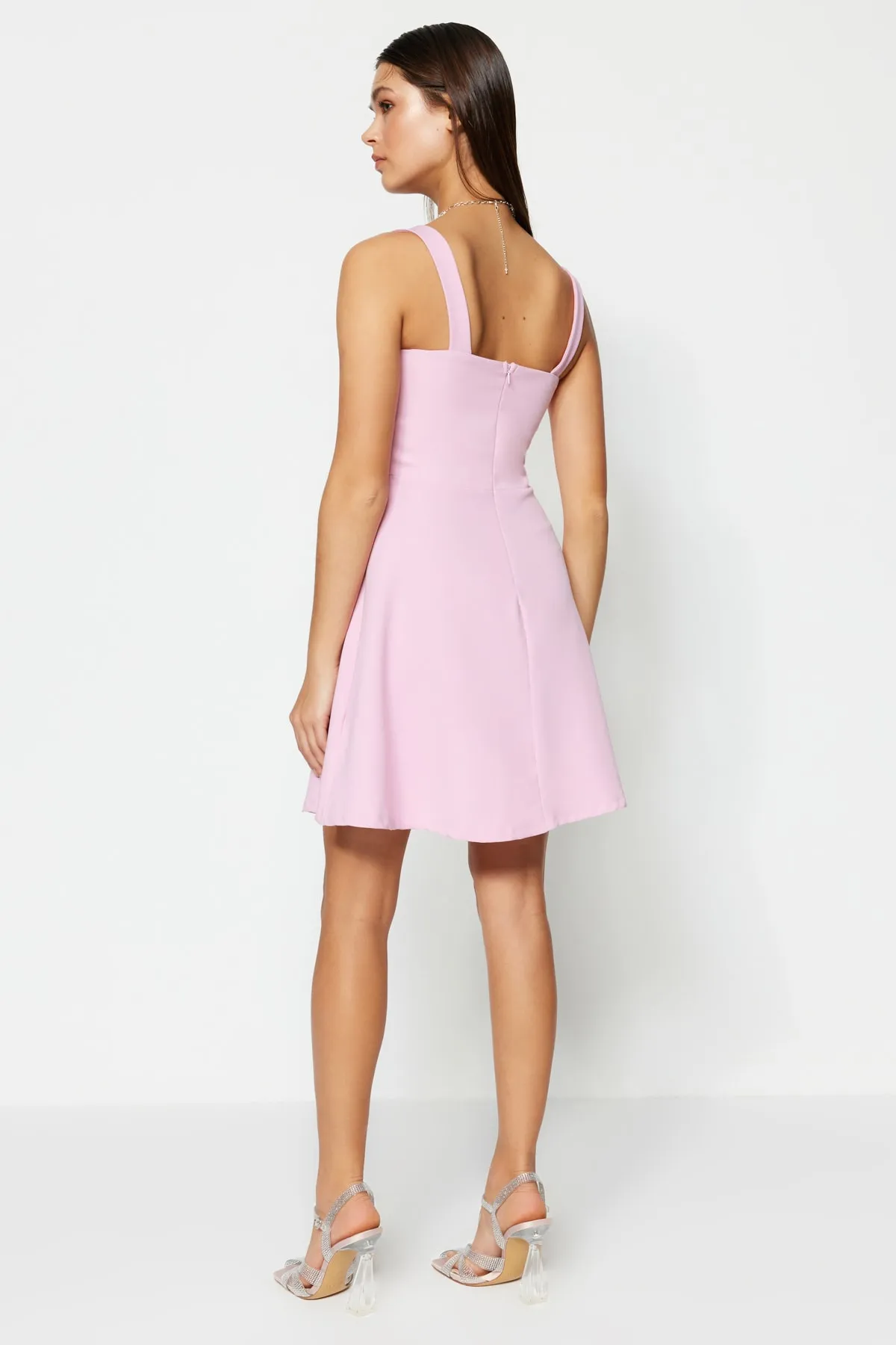 Trendyol Collection  Rosa Abendkleid mit offener Taille/Skater-Webmuster TPRSS23EL00031