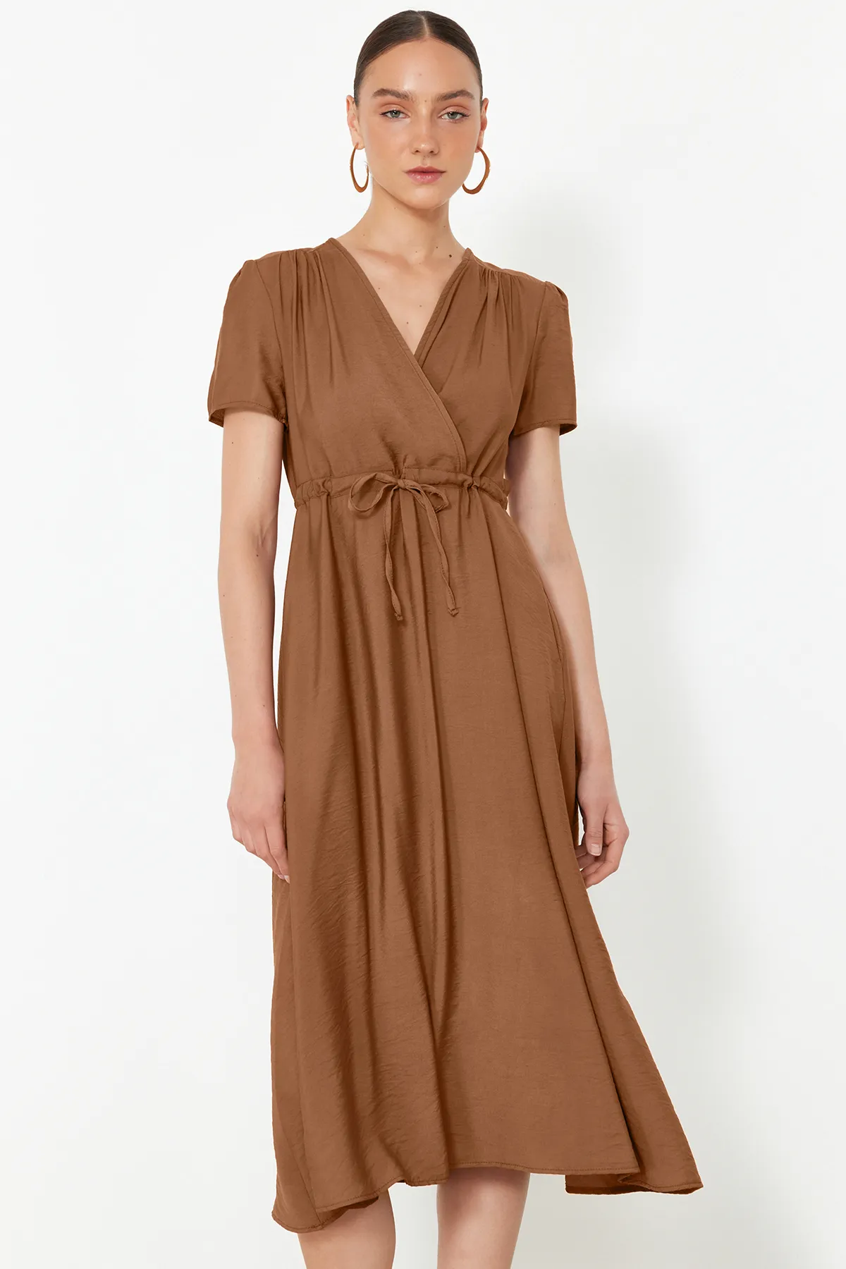 Trendyol Collection  Braunes, gewebtes Midi-Kleid mit V-Ausschnitt und Taillenöffnung TWOSS24EL00501