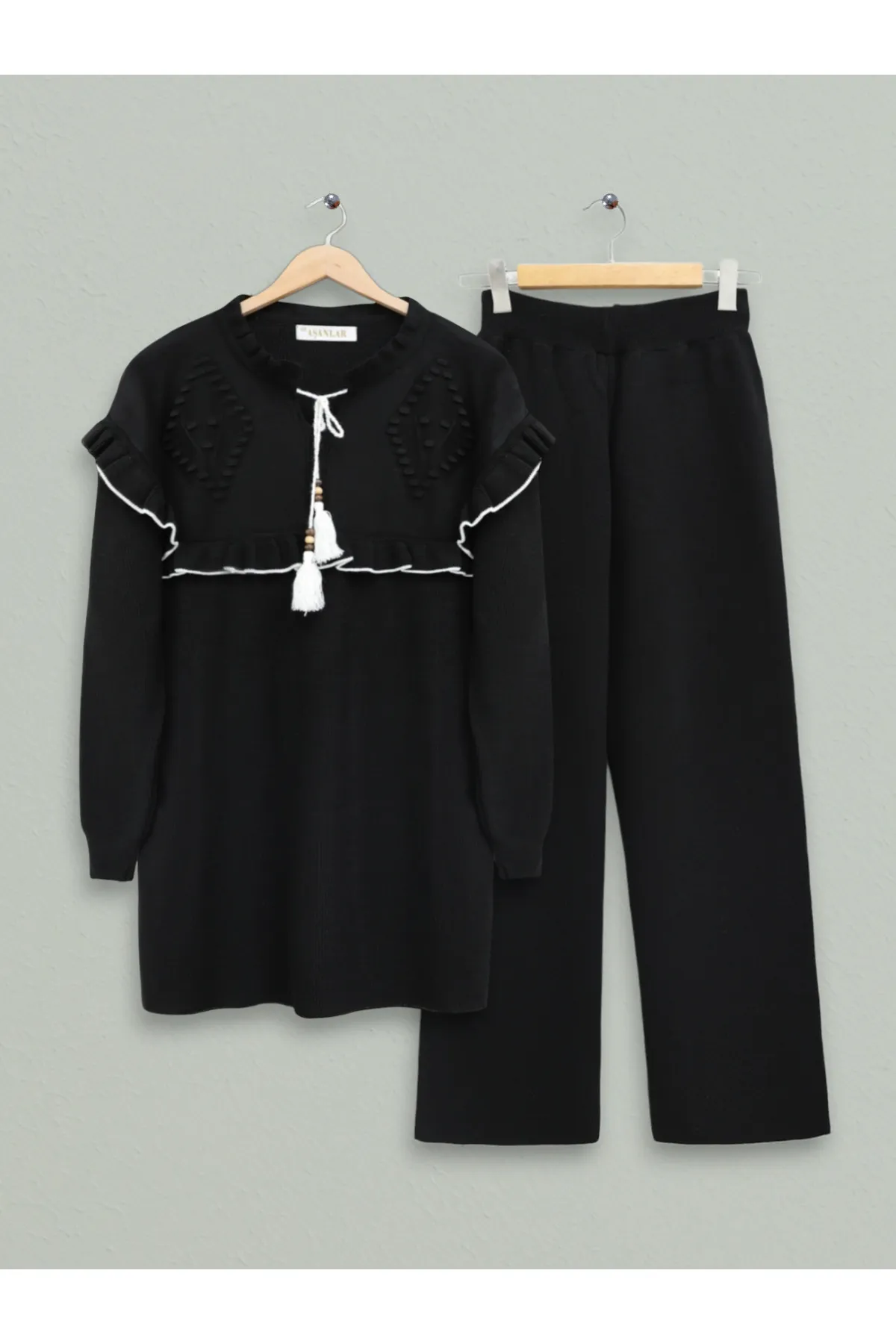 Modamorfo  Strickset mit Schnürkragen und Rüschen vorne und an den Schultern