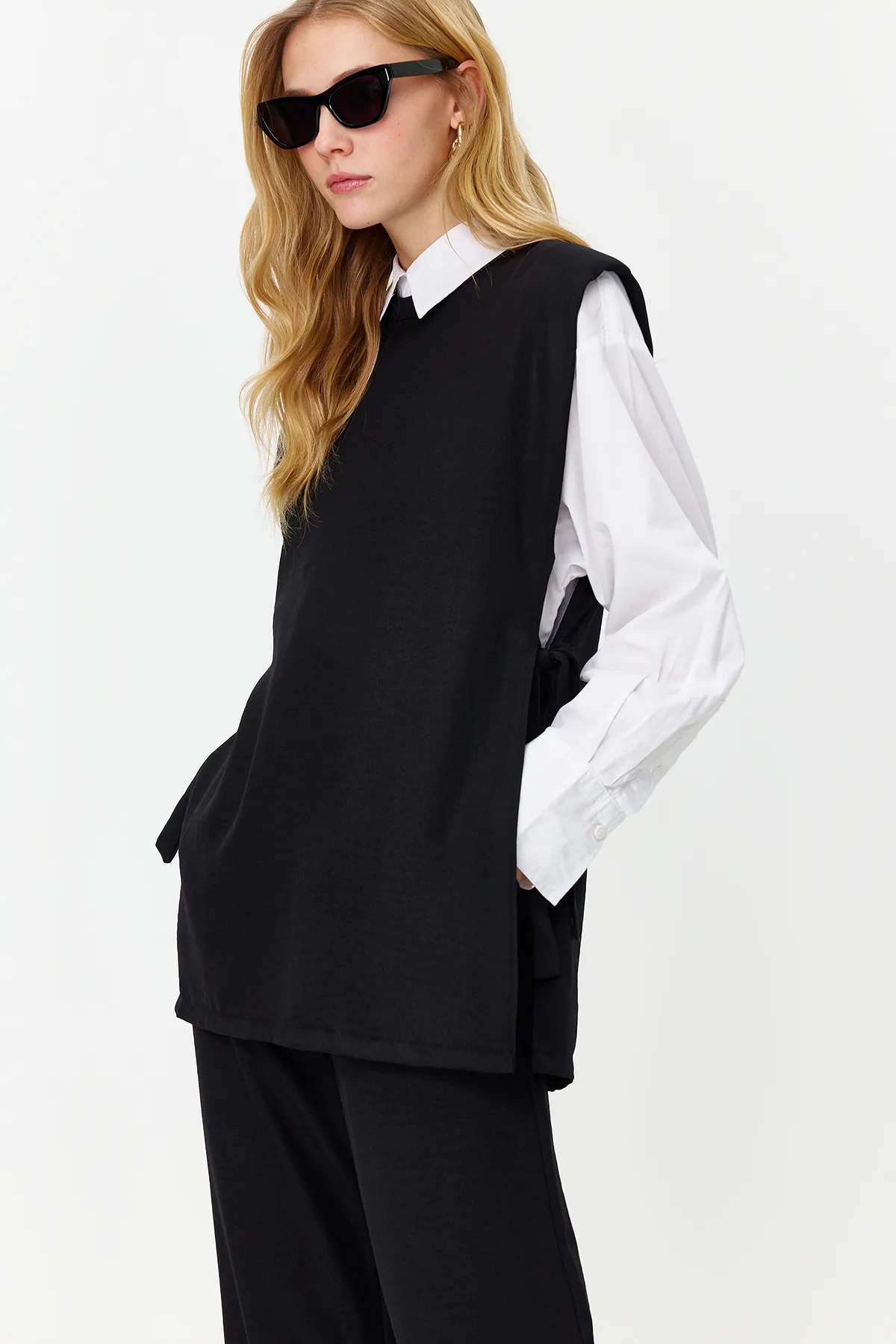 Trendyol Modest  Schwarzes Leinen-Look-Set mit gewebter Unterseite und Oberteil, seitlich gebunden, TCTSS24US0001