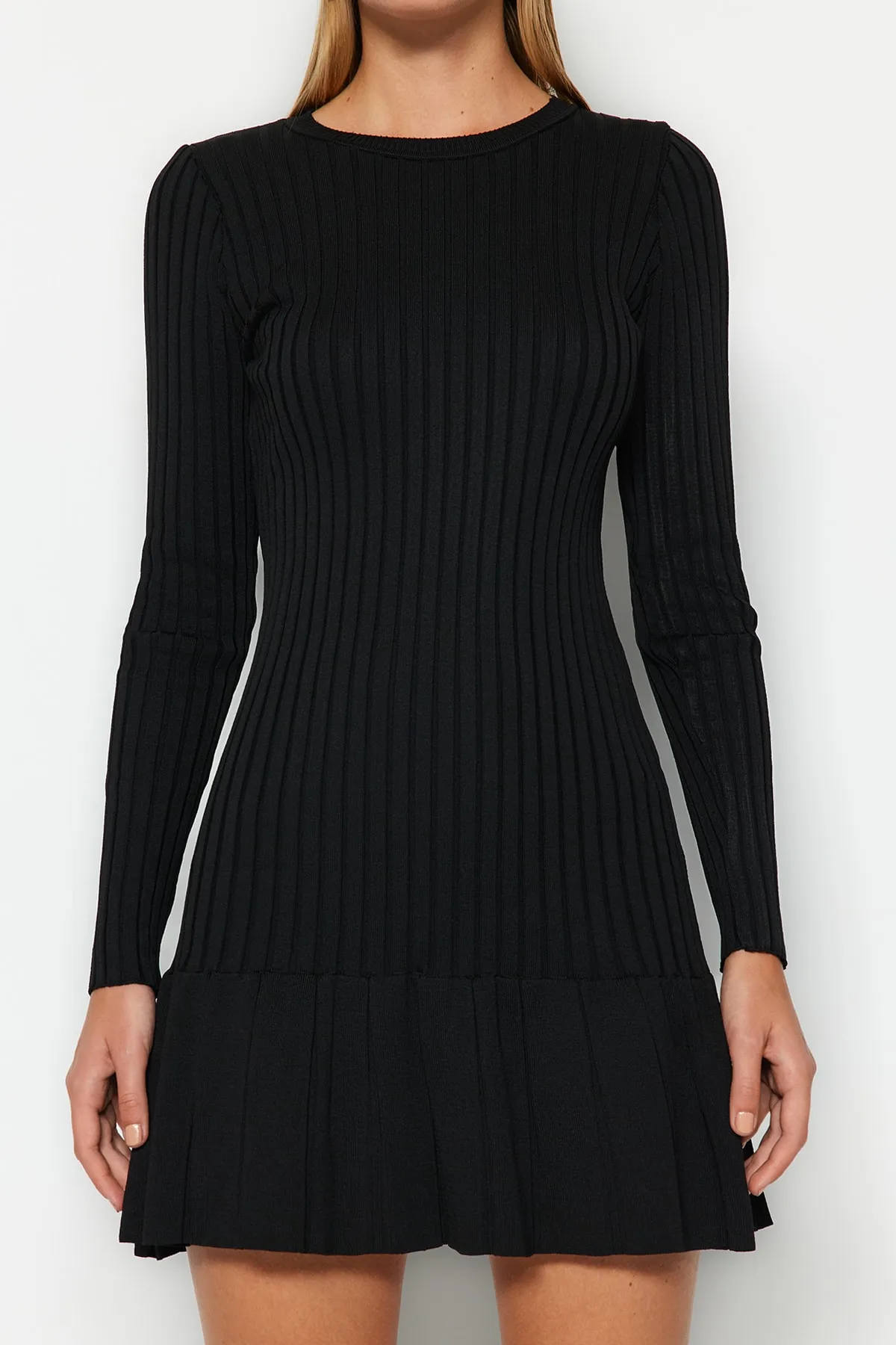 Trendyol Collection  Schwarzes Mini-Strickkleid mit Rundhalsausschnitt TWOAW24EL00013